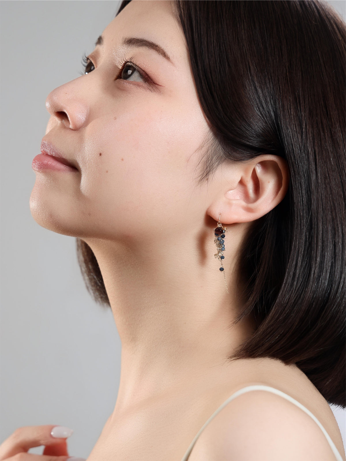 顔を上げた横顔と耳もとのピアス