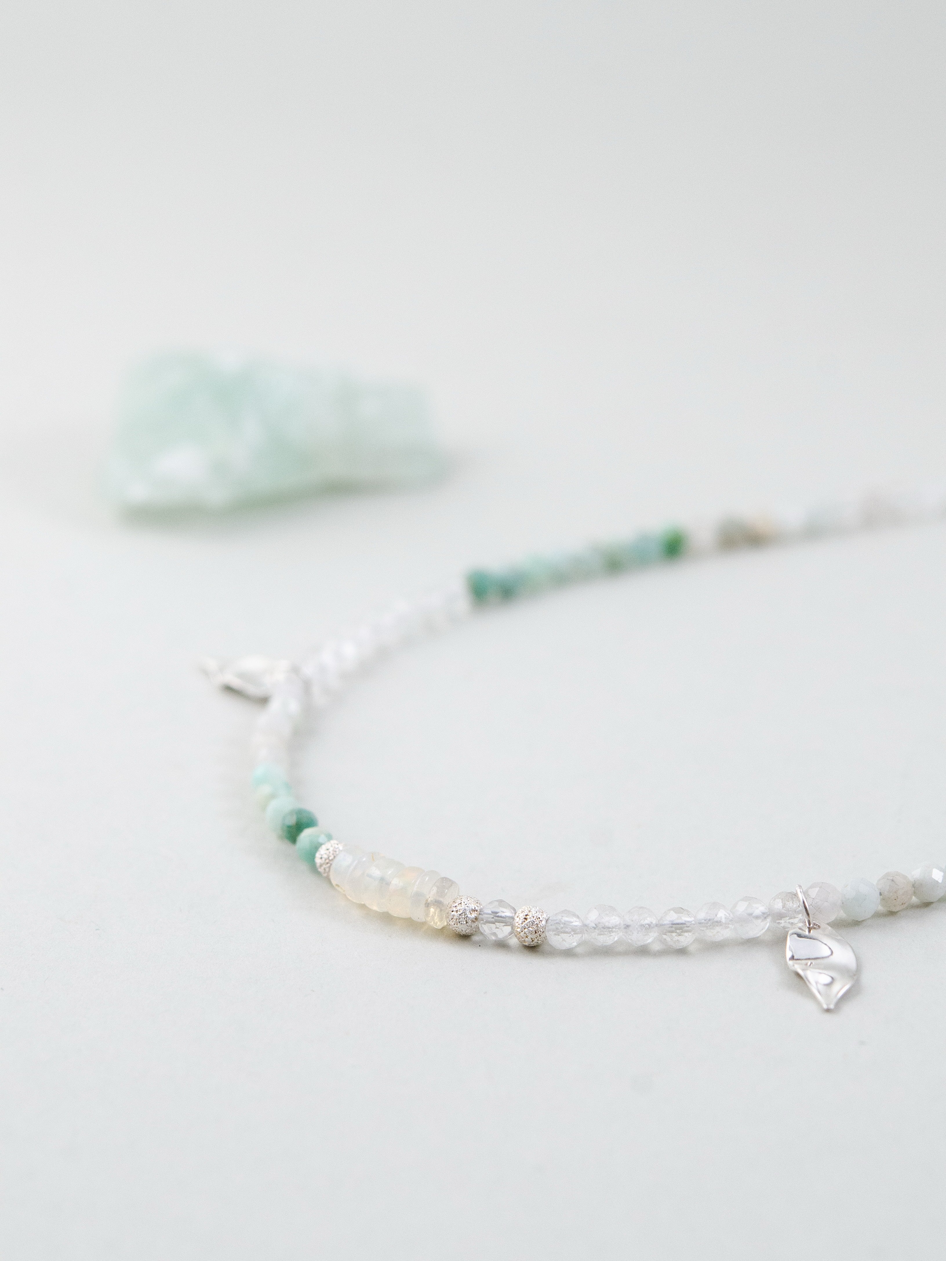 アマゾナイトとオパールのビーズ詳細 銀の葉チャームと朝露のような輝き