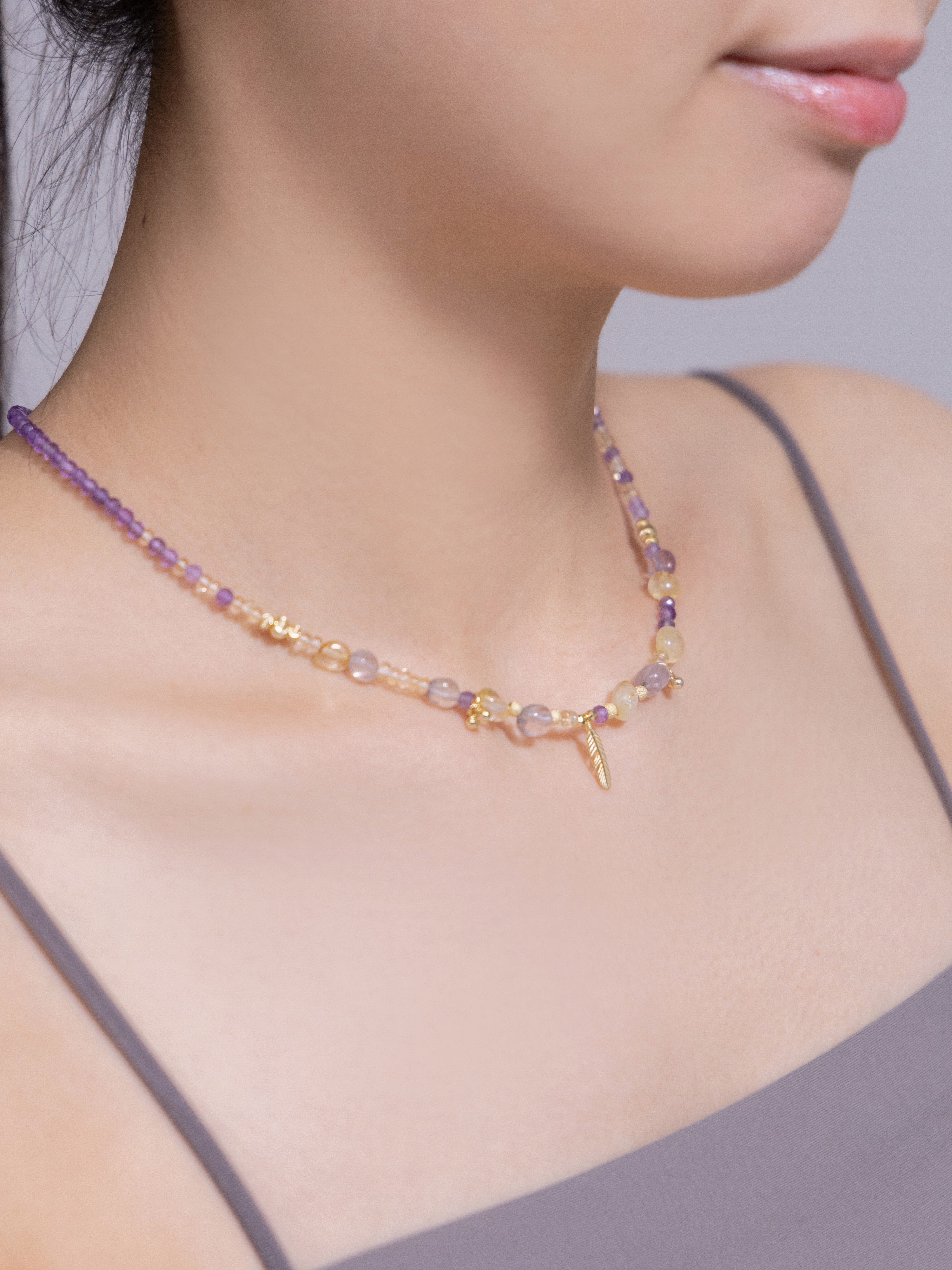 アメジスト シトリン ネックレス着用 横顔 デコルテを彩る天然石