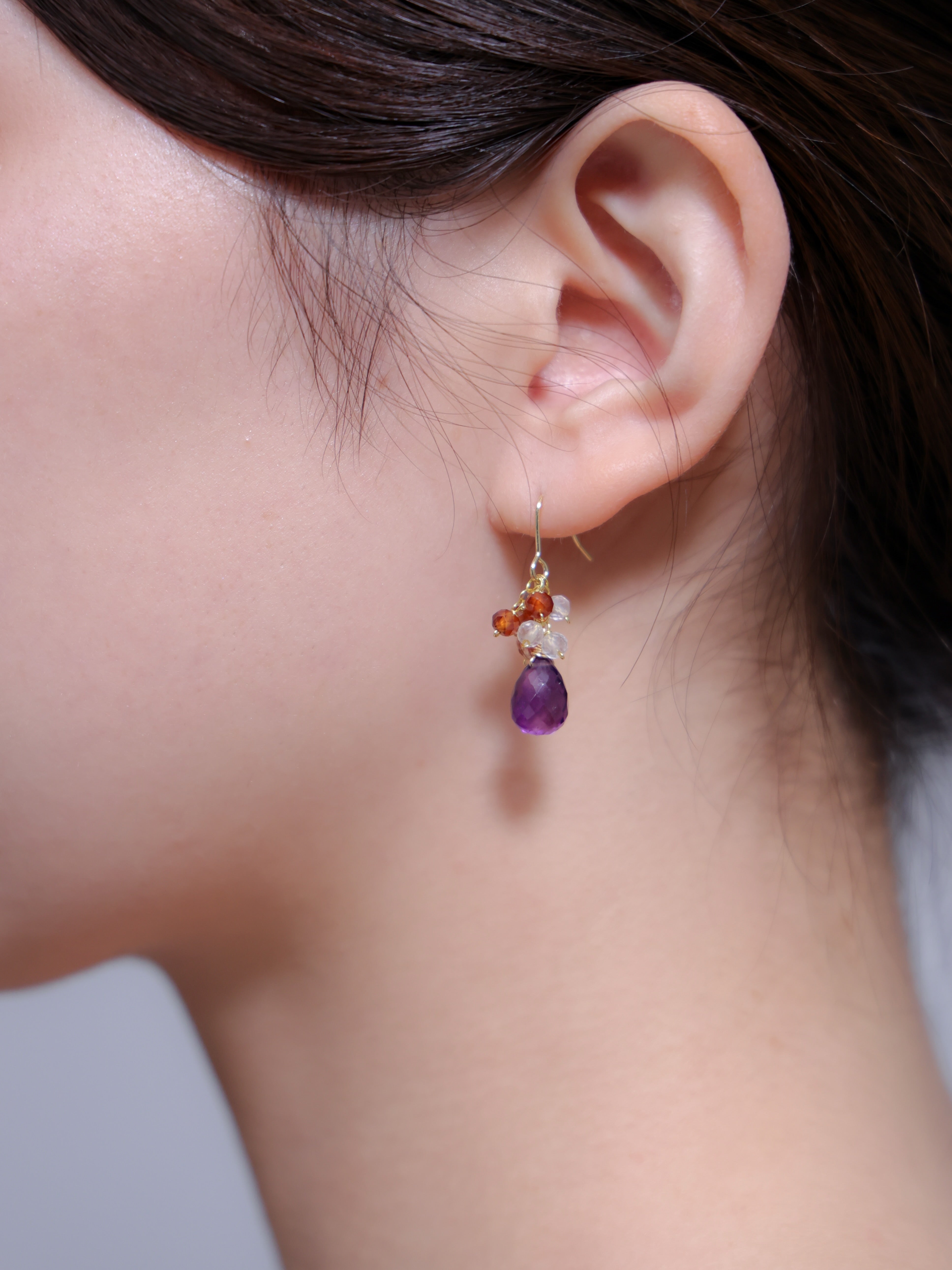 アメジスト ピアス 着用画像 横顔 紫とオレンジ 夕焼けカラー