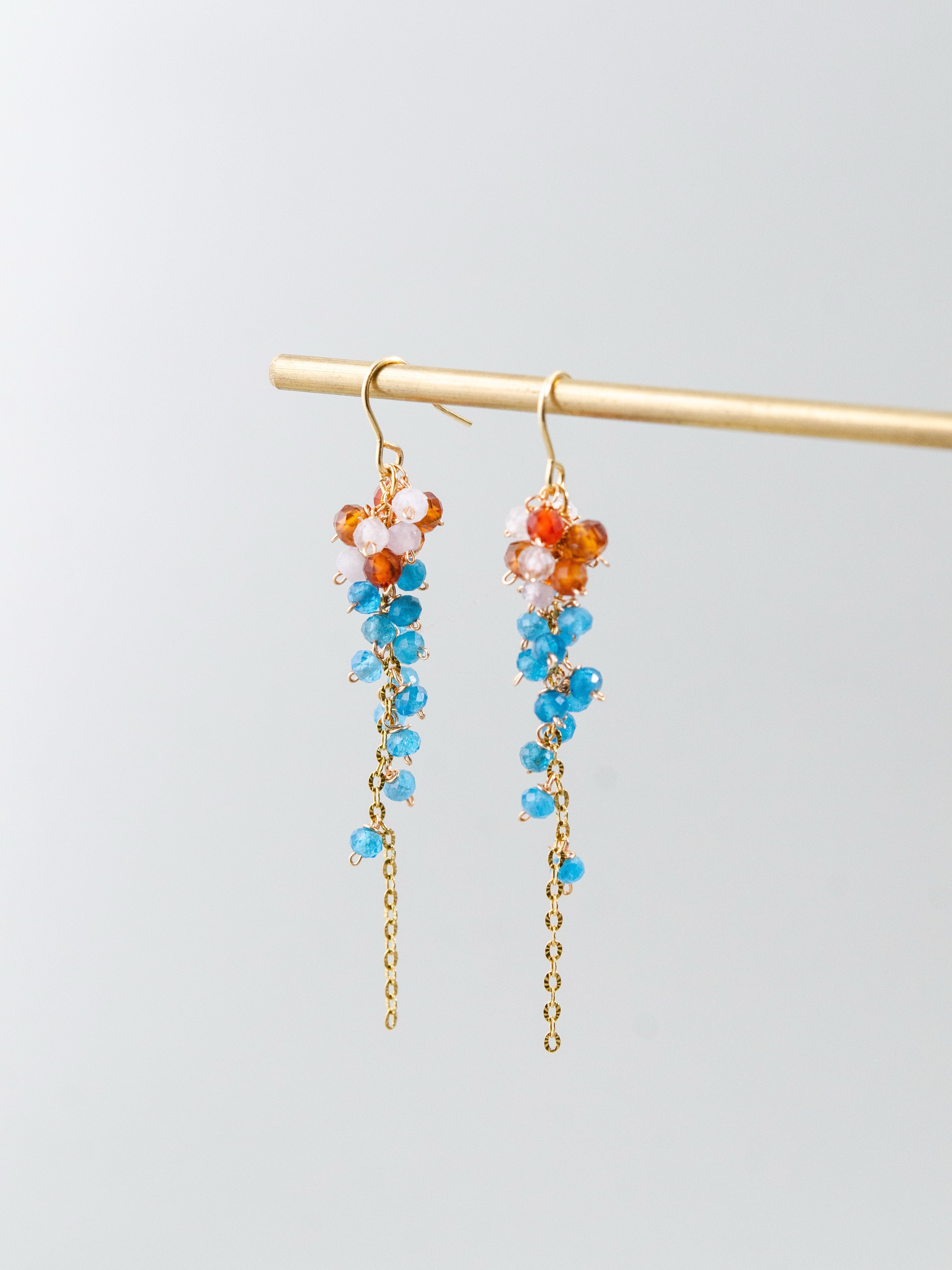 アパタイト & ファンタガーネット 揺れる ピアス 鮮やかなコントラスト 1月誕生石