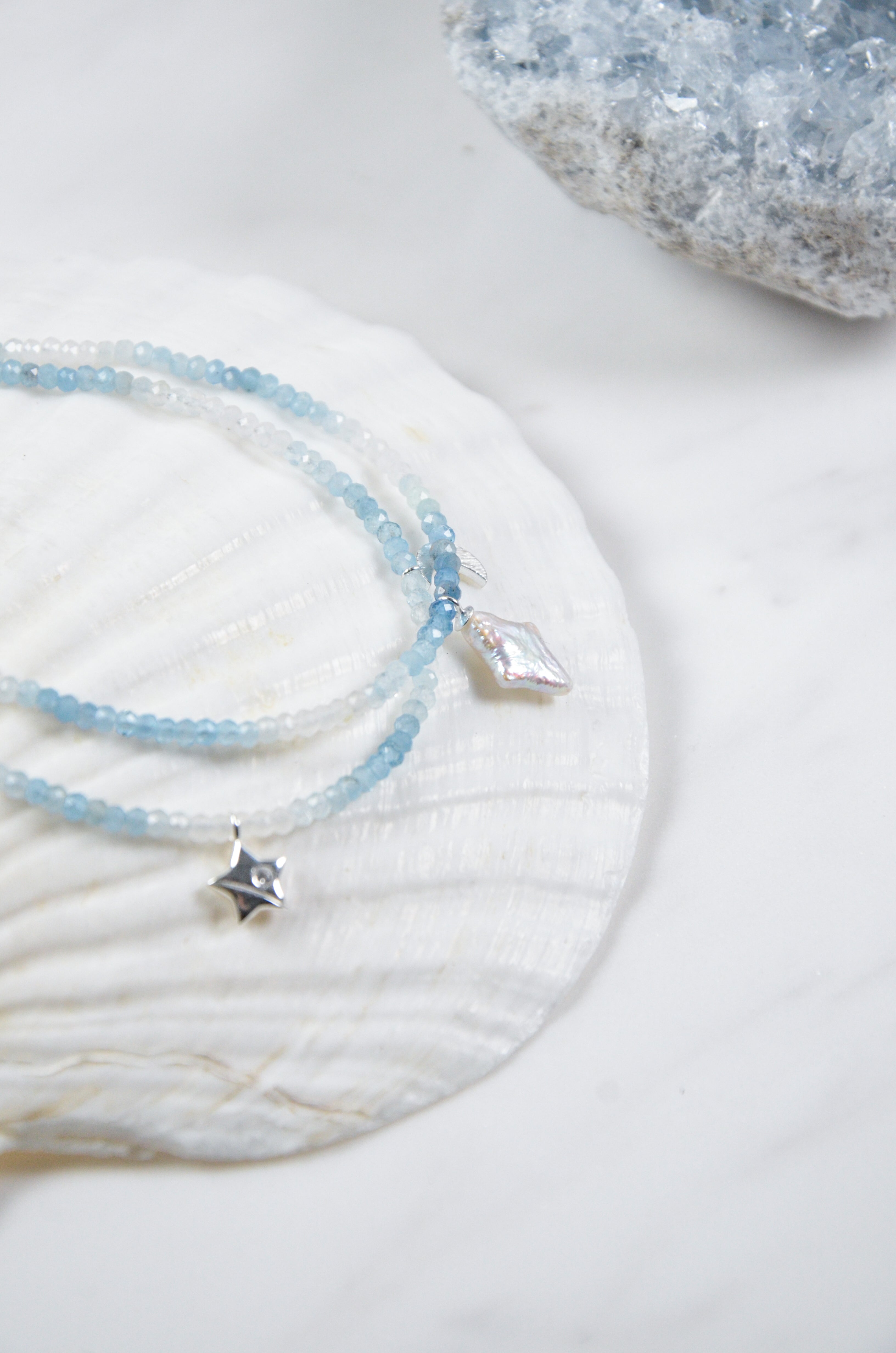 3月誕生石 アクアマリン ブレスレット シェルを使ったディスプレイ 星と月のチャーム詳細