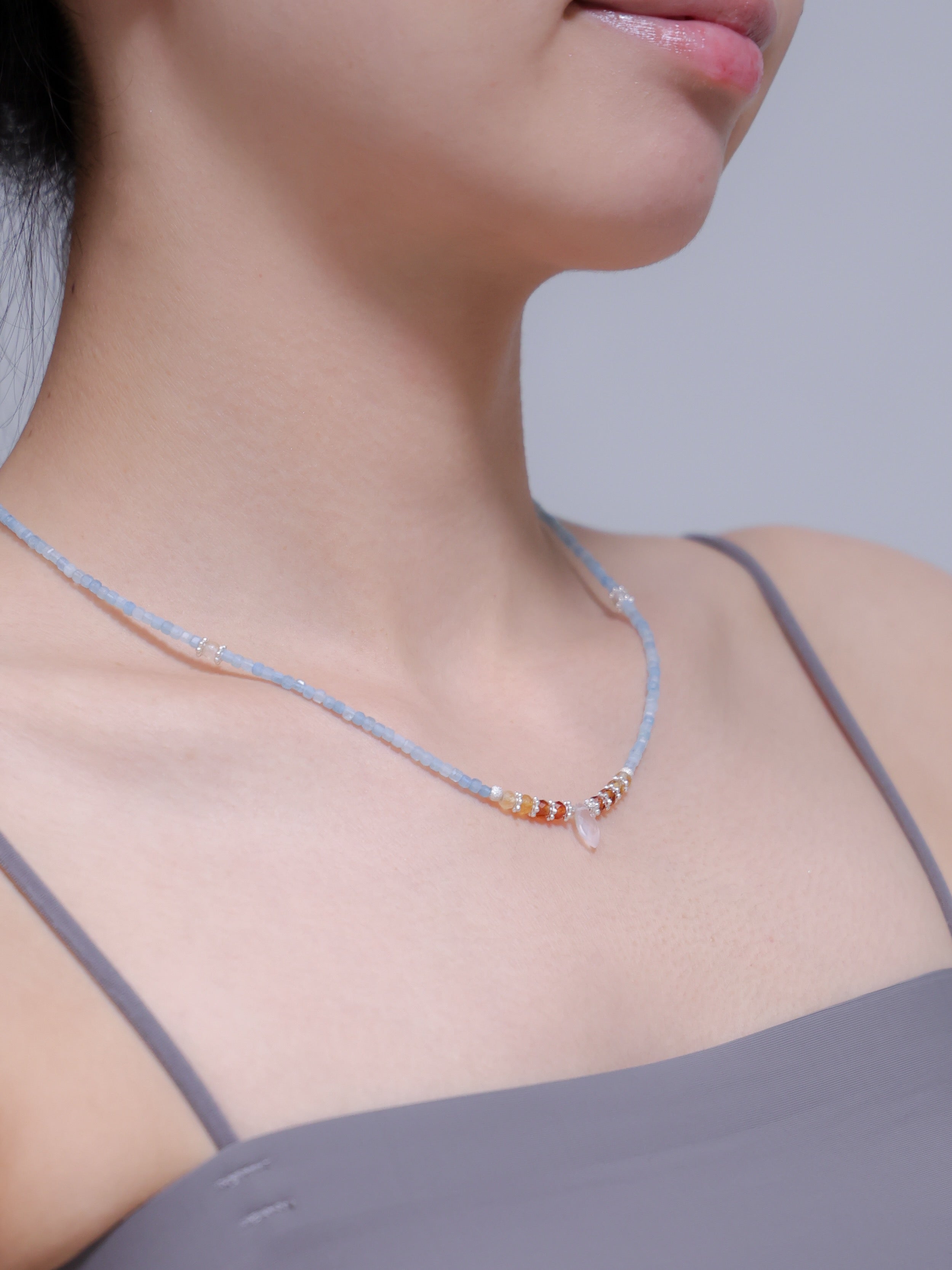 アクアマリン ネックレス 着用画像 横顔 パステルカラー 爽やか