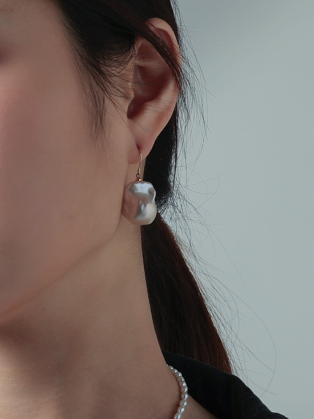 バロックパール ピアス 着用画像 モデル 横顔 黒トップス コントラスト
