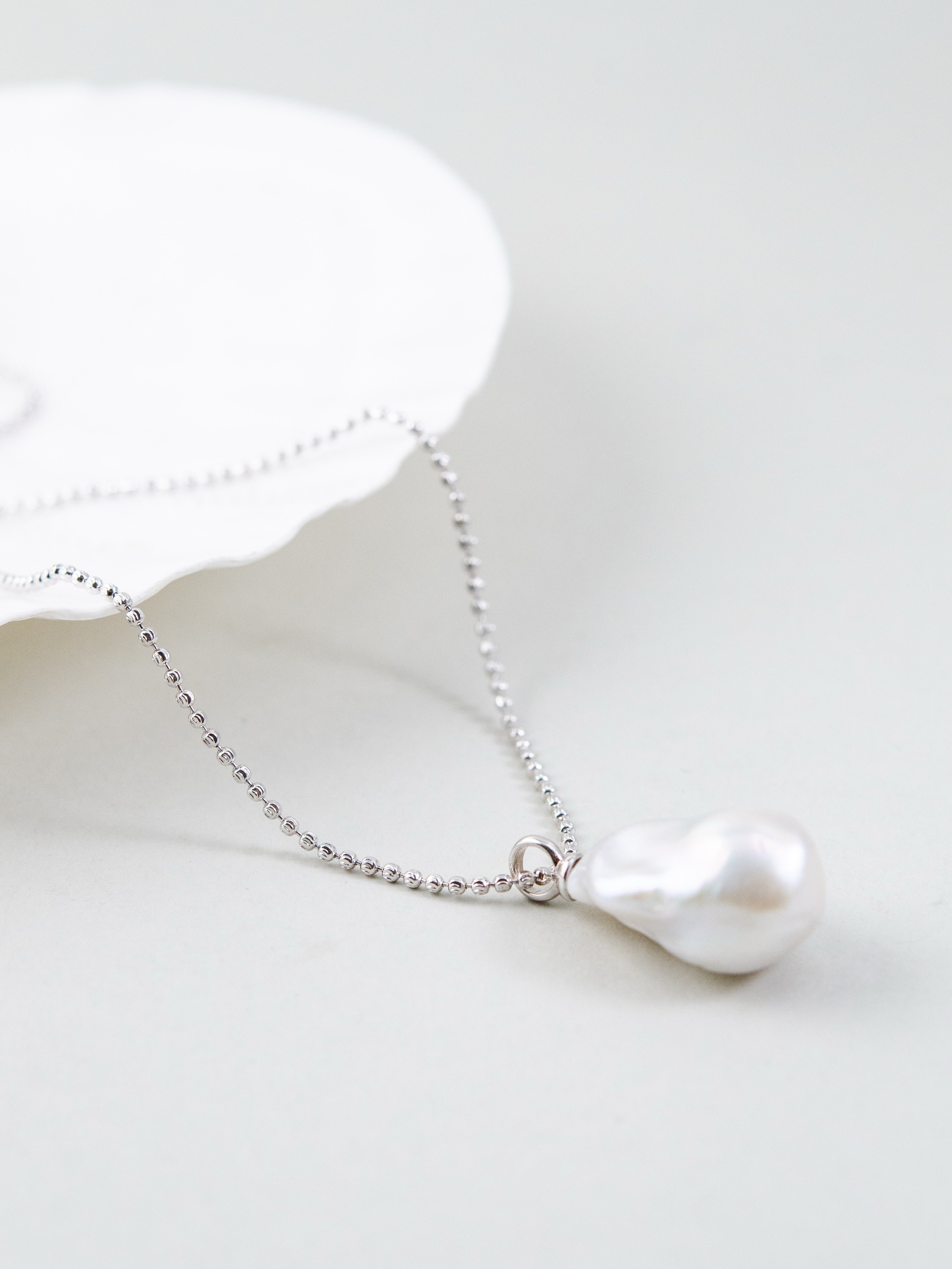 バロックパール ネックレス 置き画 真珠 艶 テリ 6月誕生石