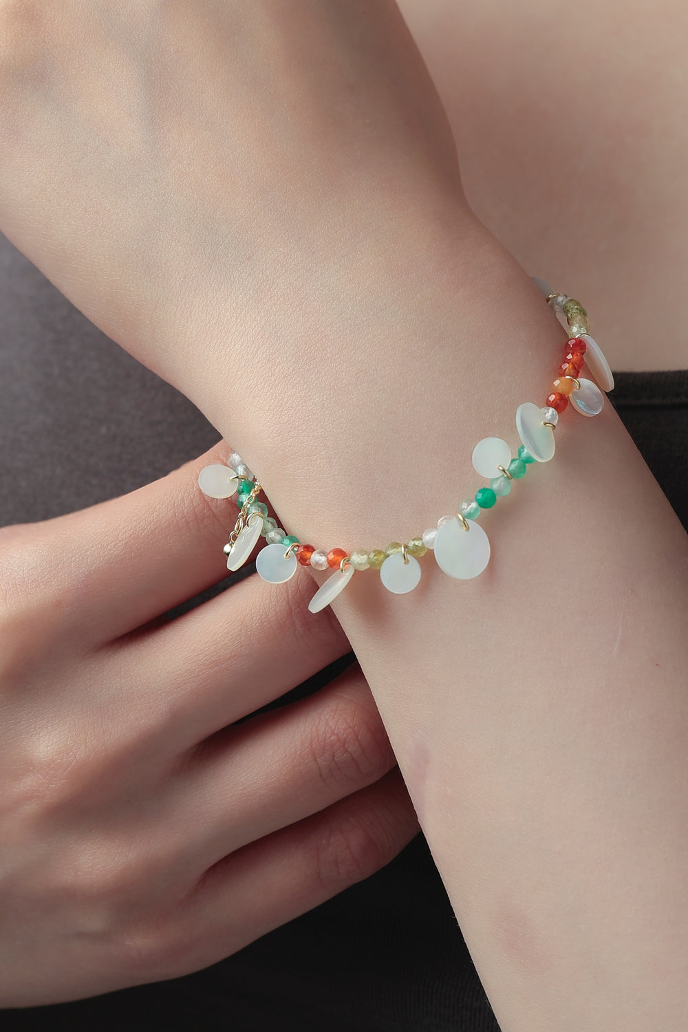ブレスレット 着用画像 手元 コーデ カラフル 天然石 華奢