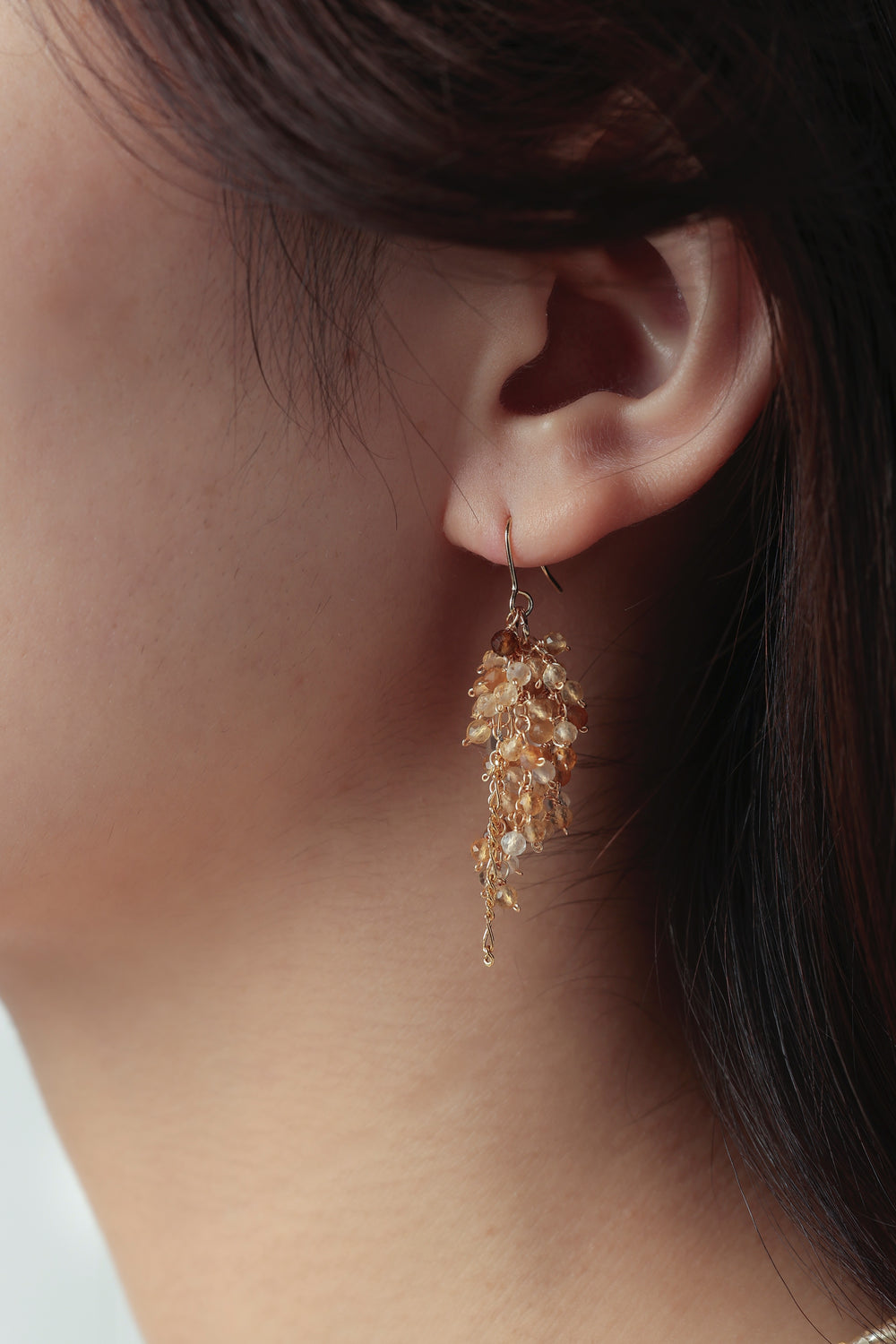 シトリン ピアス 着用画像 横顔 優しい雰囲気 ハニーカラー