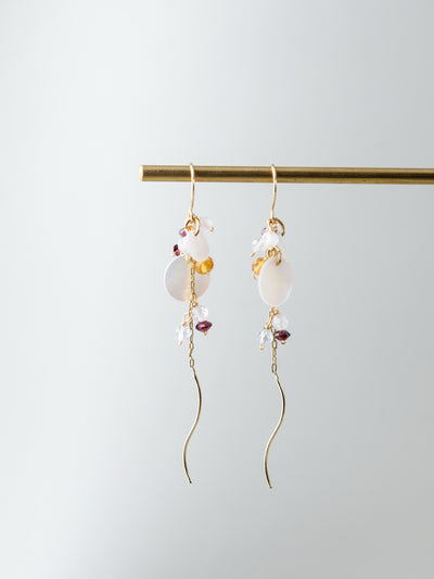 シトリン & ガーネット ピアス〈粒のあとに、金の線が一本〉白蝶貝と波打つ金の線