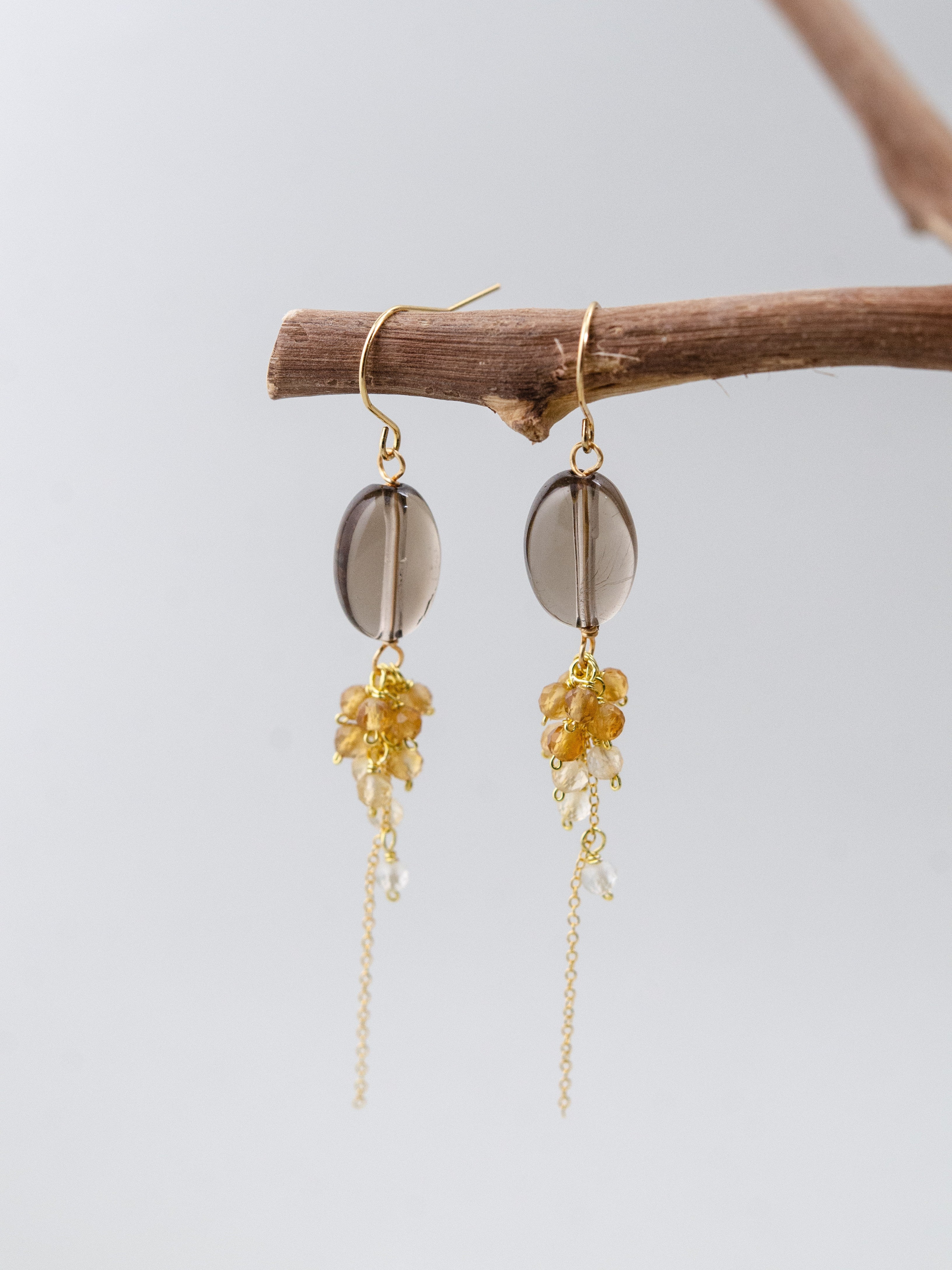 シトリン & スモーキークォーツ 揺れる ピアス 全体像 11月誕生石