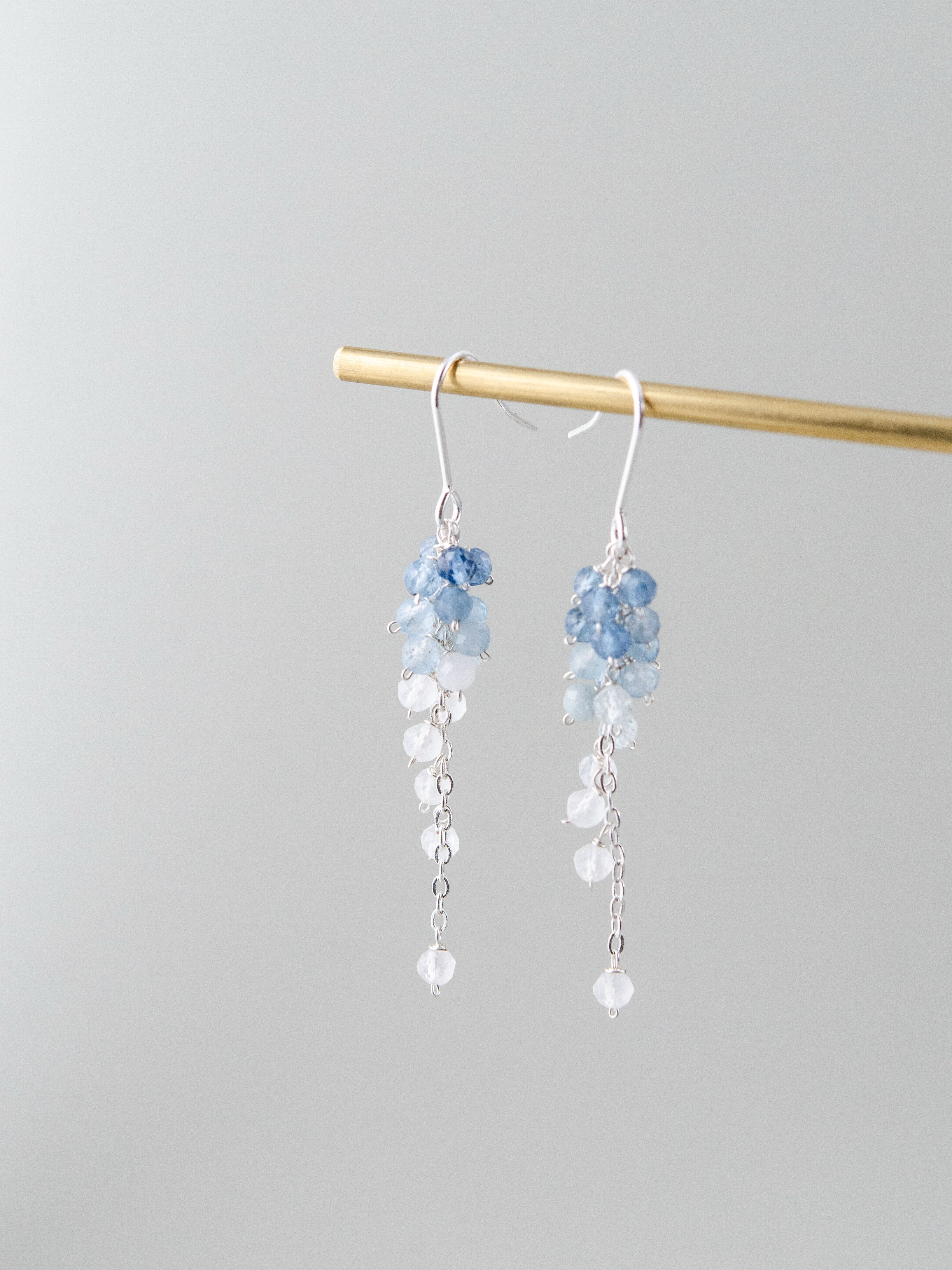 カラームーンストーン & クリスタル ピアス 蒼き天上の雫 メイン画像 空と雲のグラデーション