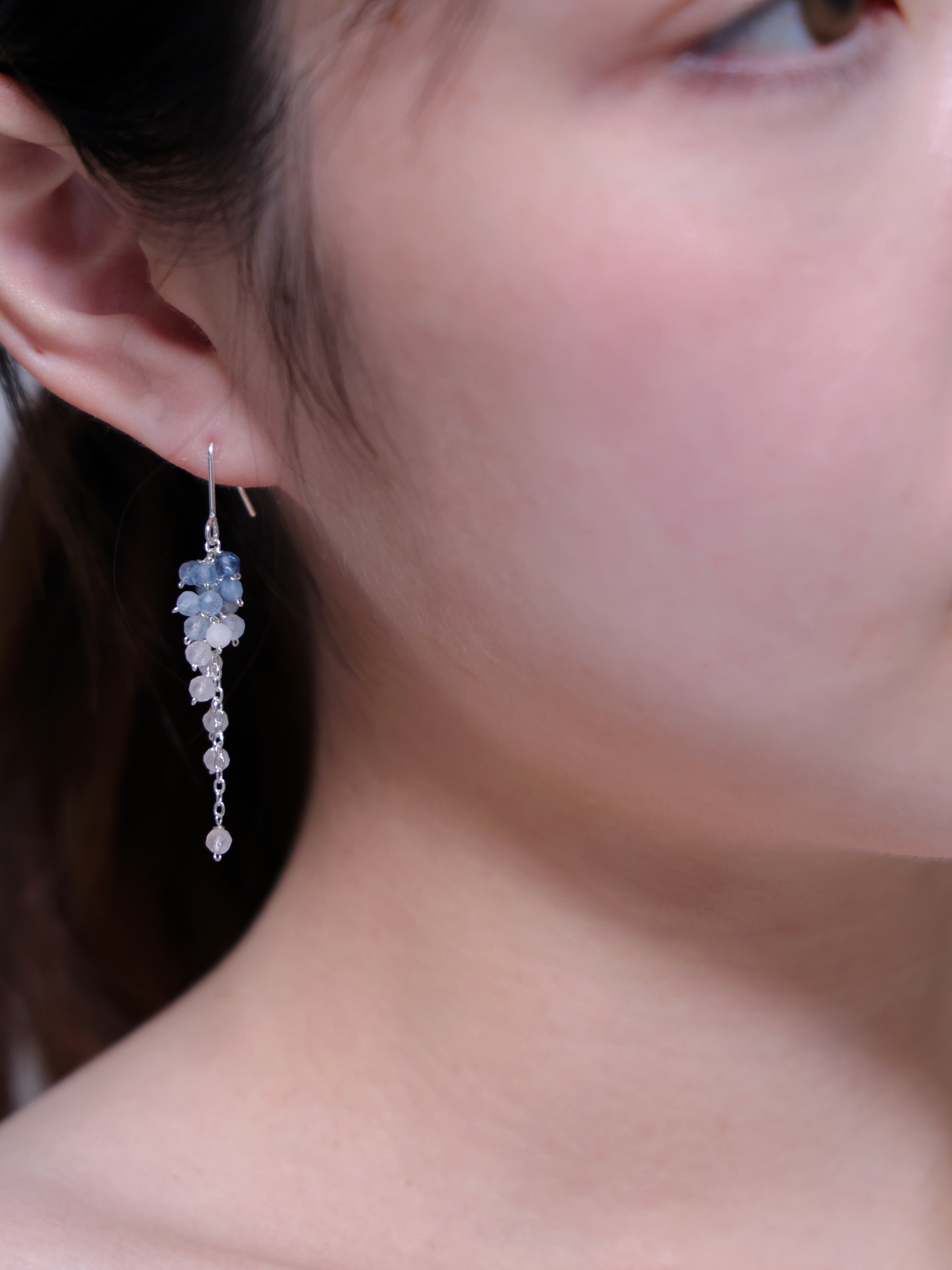 カラームーンストーン ピアス着用 横顔 柔らかな光とブルーの輝き