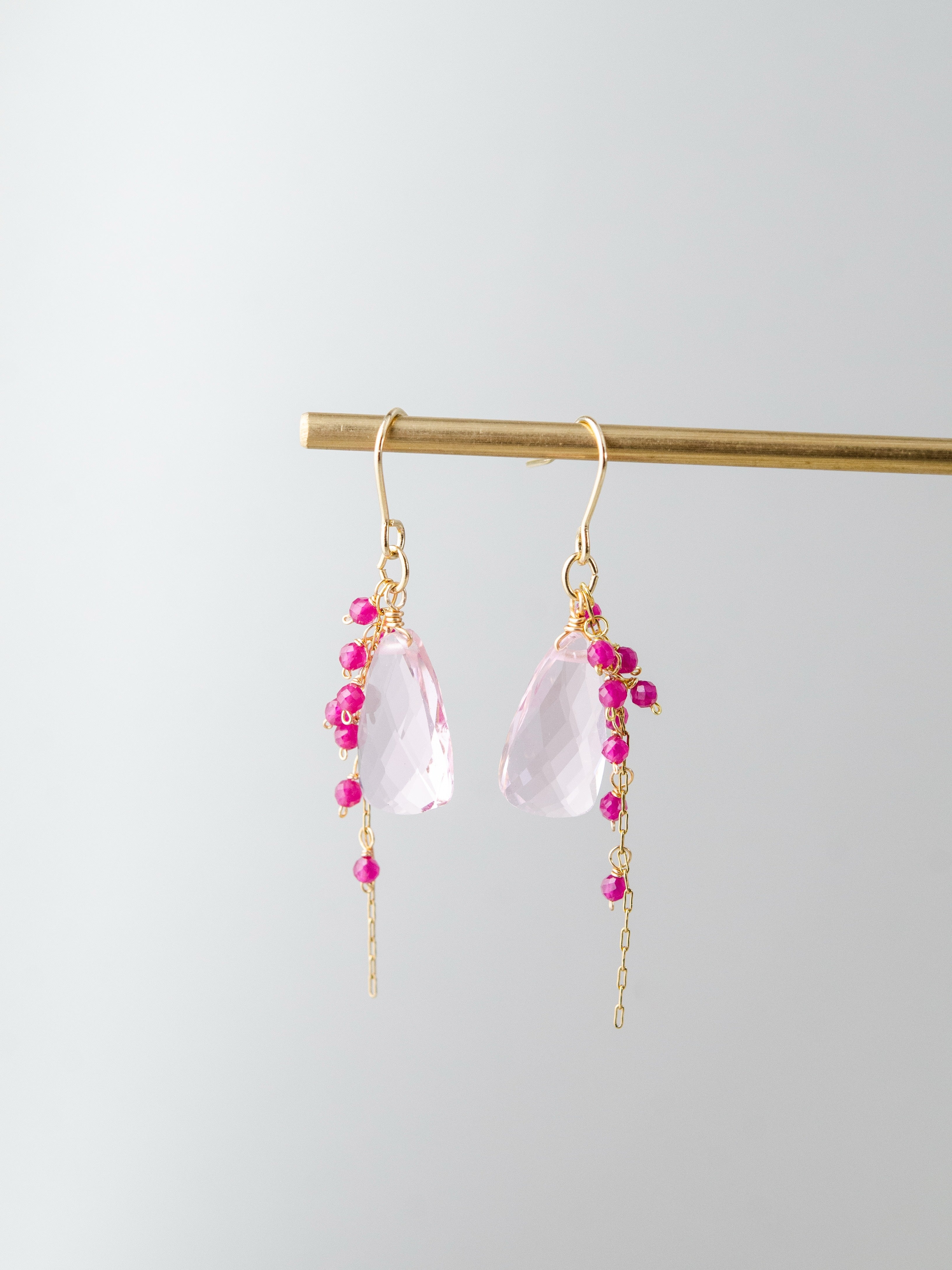 クリスタルクォーツ & ルビー 揺れる ピアス 氷と炎のコントラスト 4月・7月誕生石