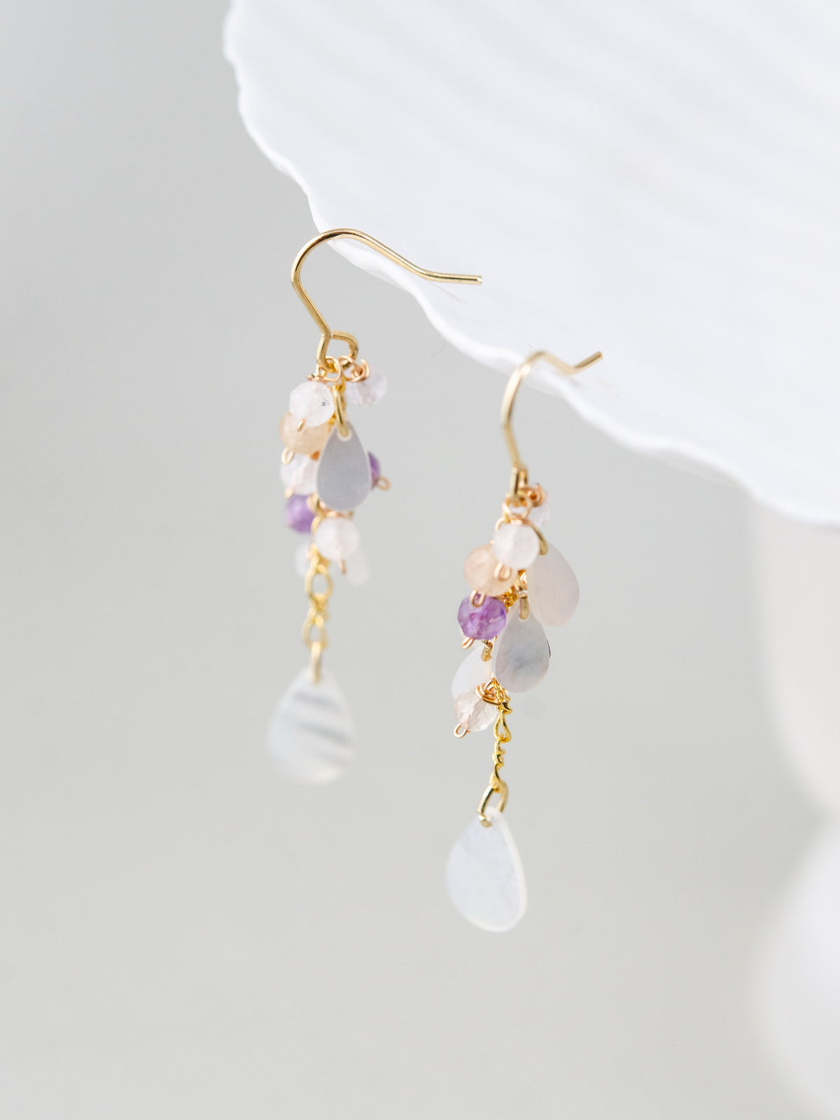 フローライト & シトリン ピアス 雨上がりのプリズム メイン画像 シェルディスプレイ