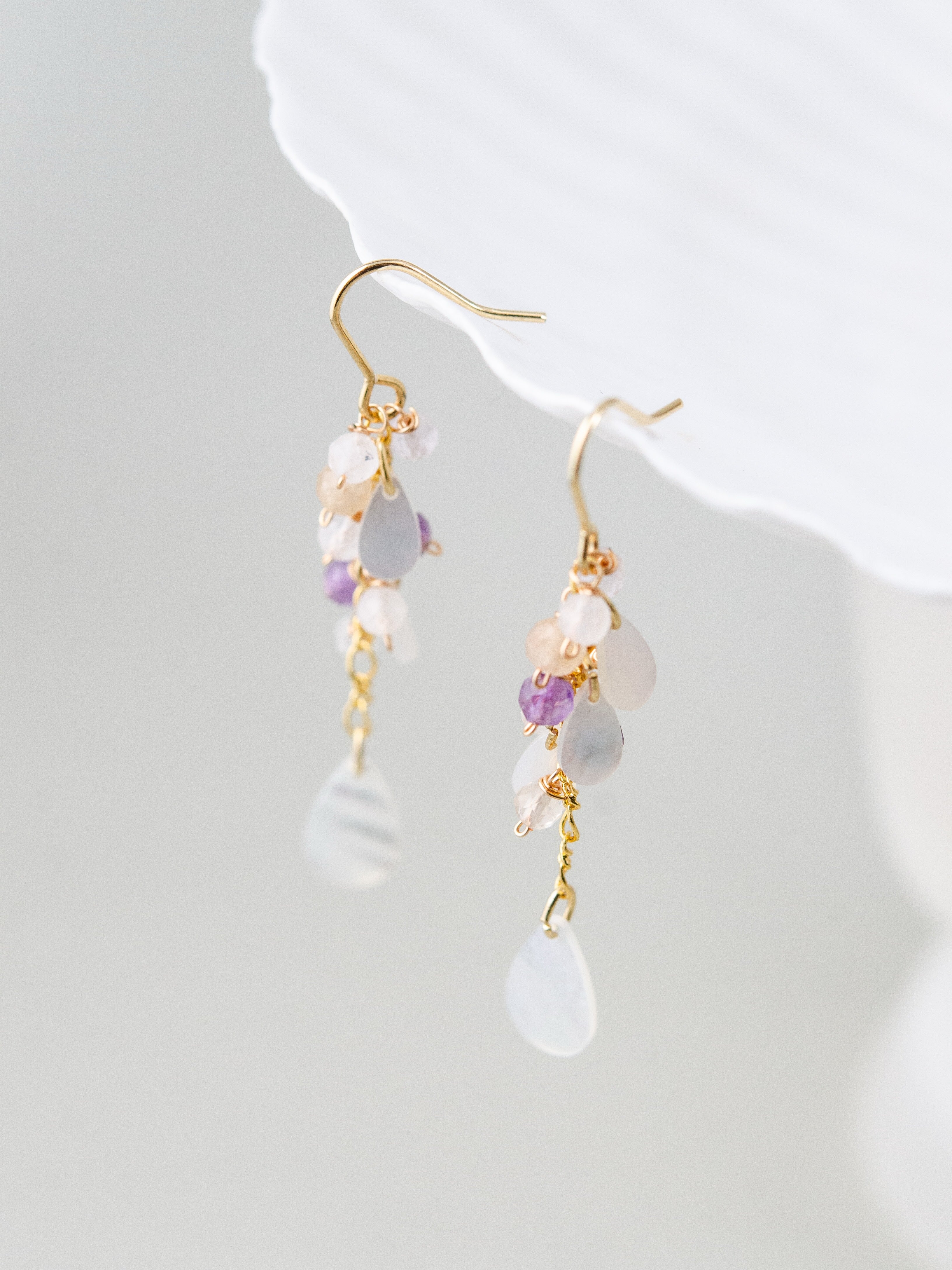 フローライト & シトリン ピアス 雨上がりのプリズム メイン画像 シェルディスプレイ