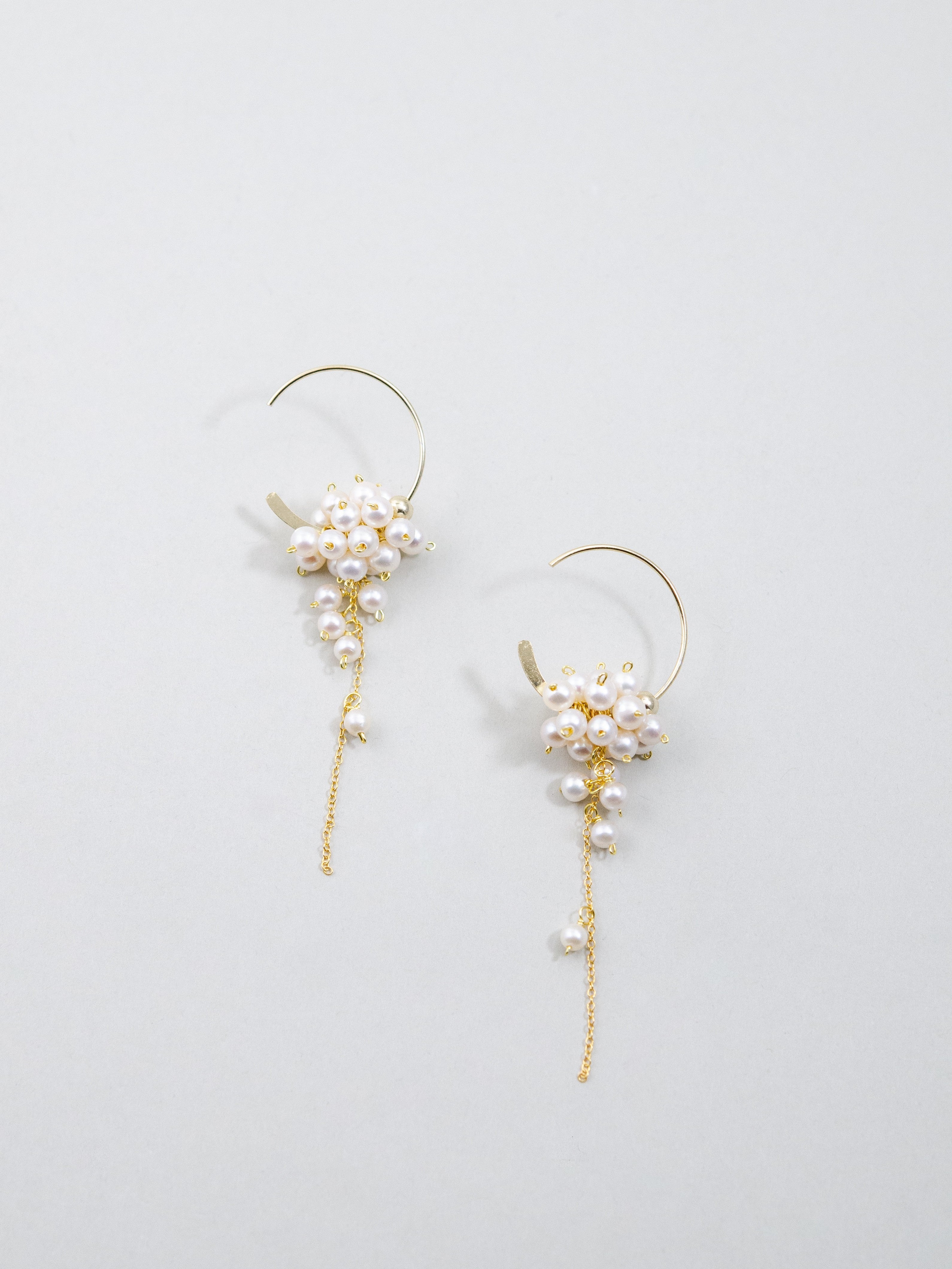 淡水パール 揺れる フープピアス 可憐な白のブーケ SV925