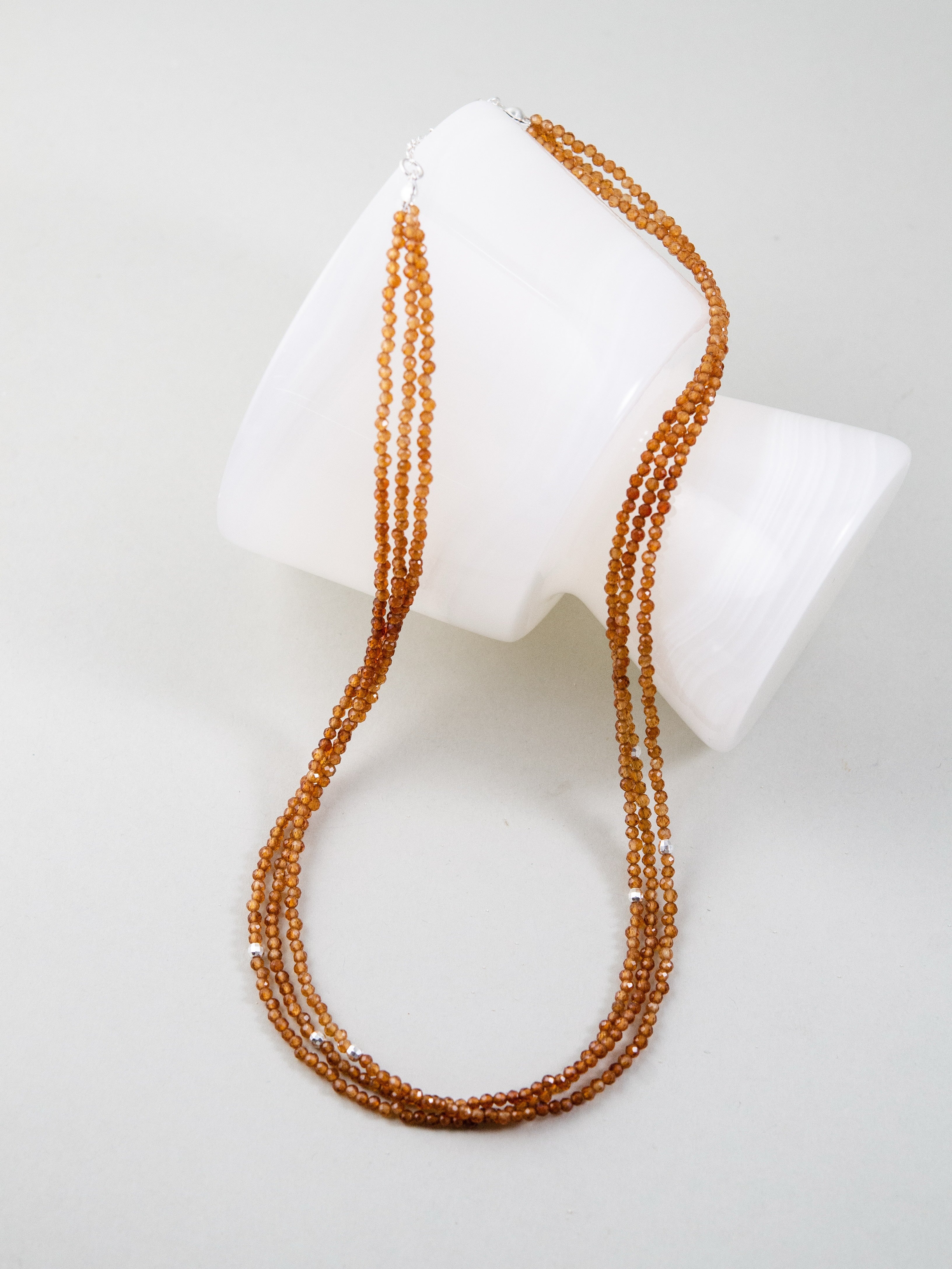 ガーネット 3連 ネックレス シナモンカラー 繊細な重ね付け 1月誕生石