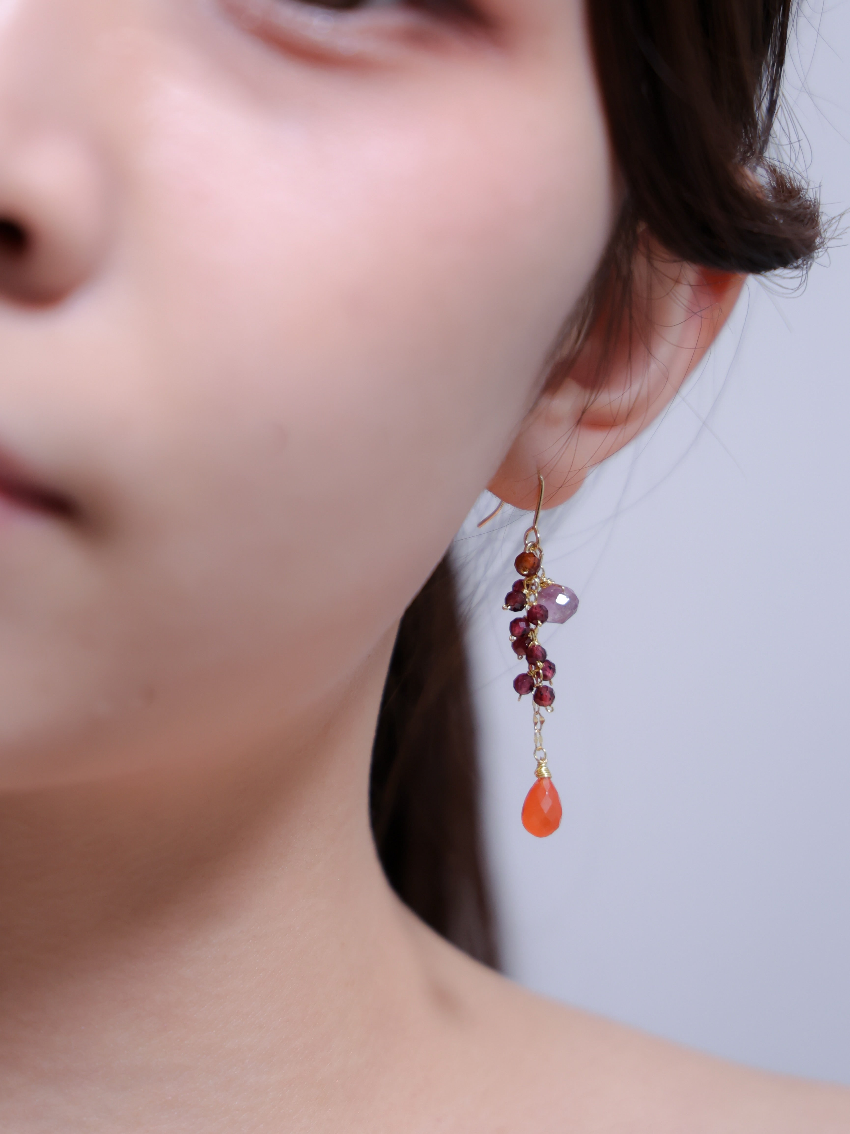 ガーネット ピアス 着用画像 モデル 横顔 実りの色 大人可愛い