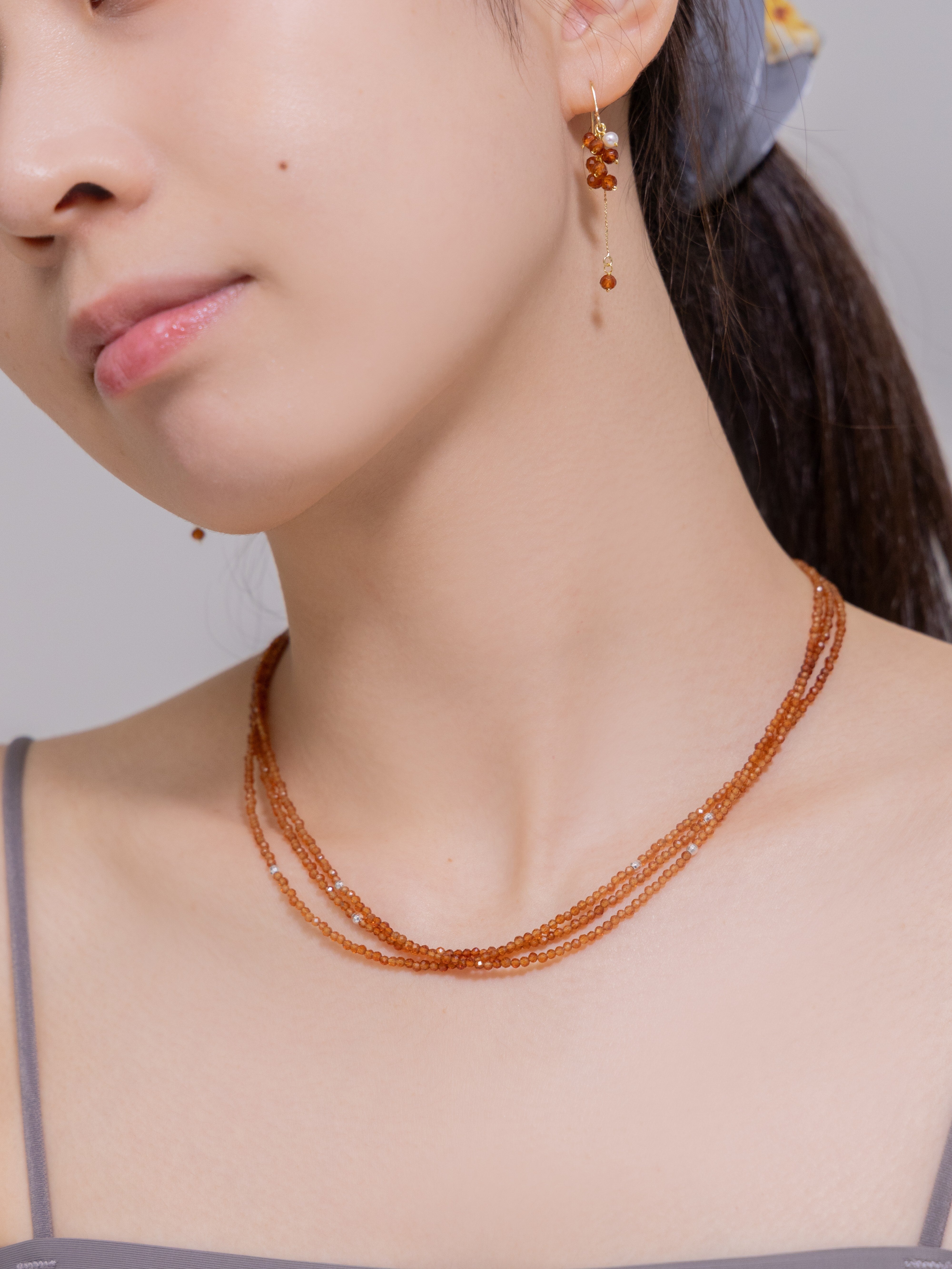 ガーネット ネックレス 着用画像 横顔 華奢 オレンジブラウン