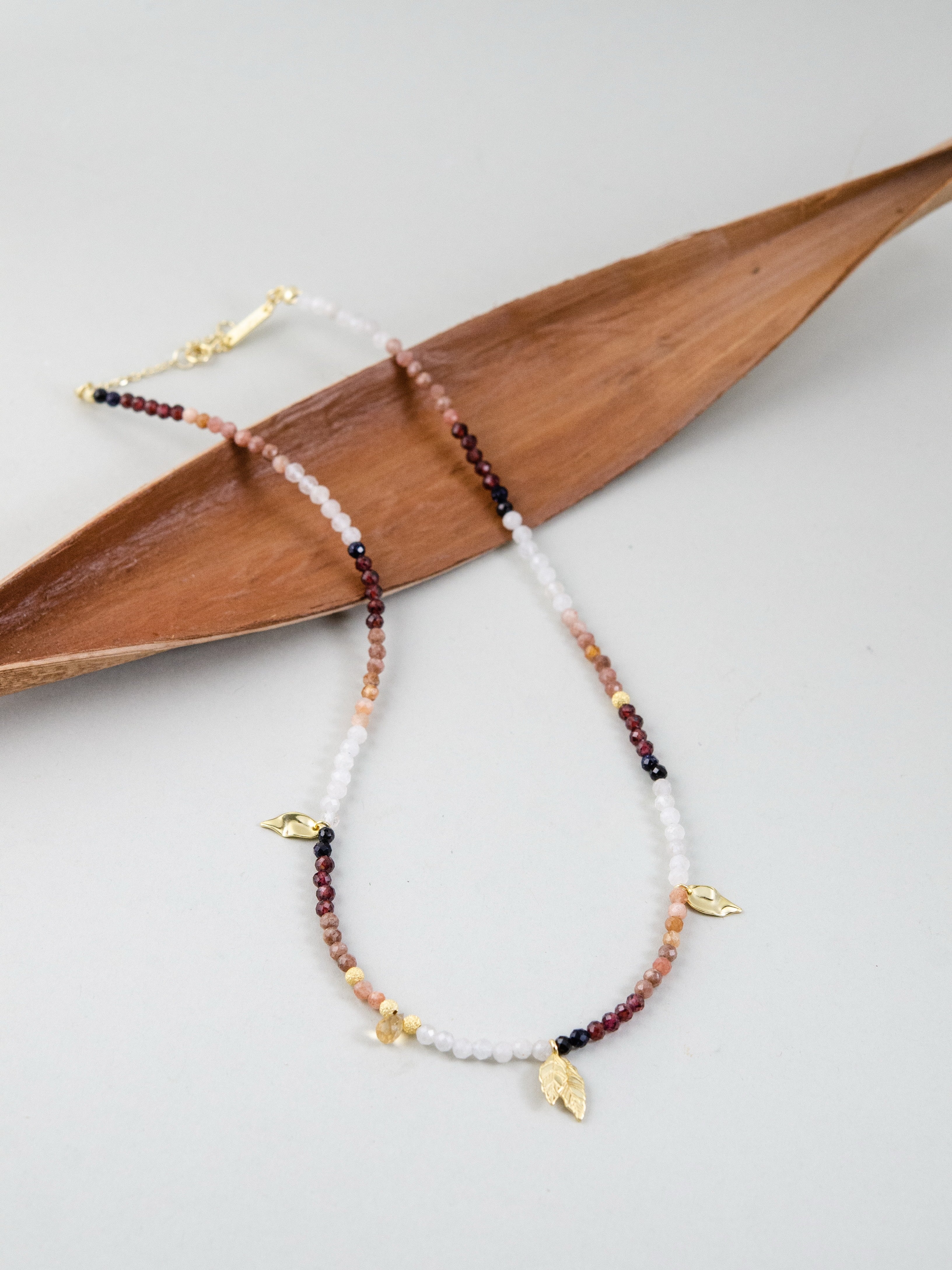 ガーネット & サンストーン & ムーンストーン ネックレス 茜色の夕暮れ メイン画像 暖かなグラデーションと金の葉