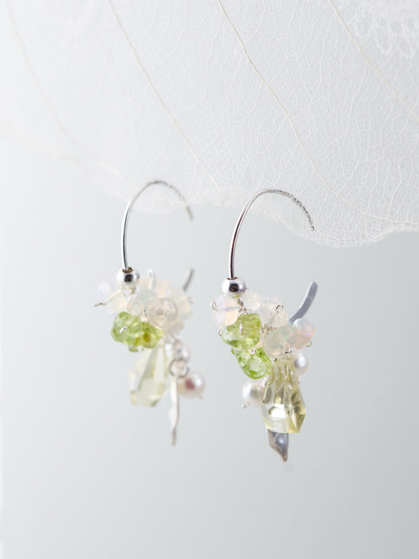 グリーンアゲート & リーフ フープピアス 若草のしずく メイン画像 瑞々しい緑と銀の葉 SV925