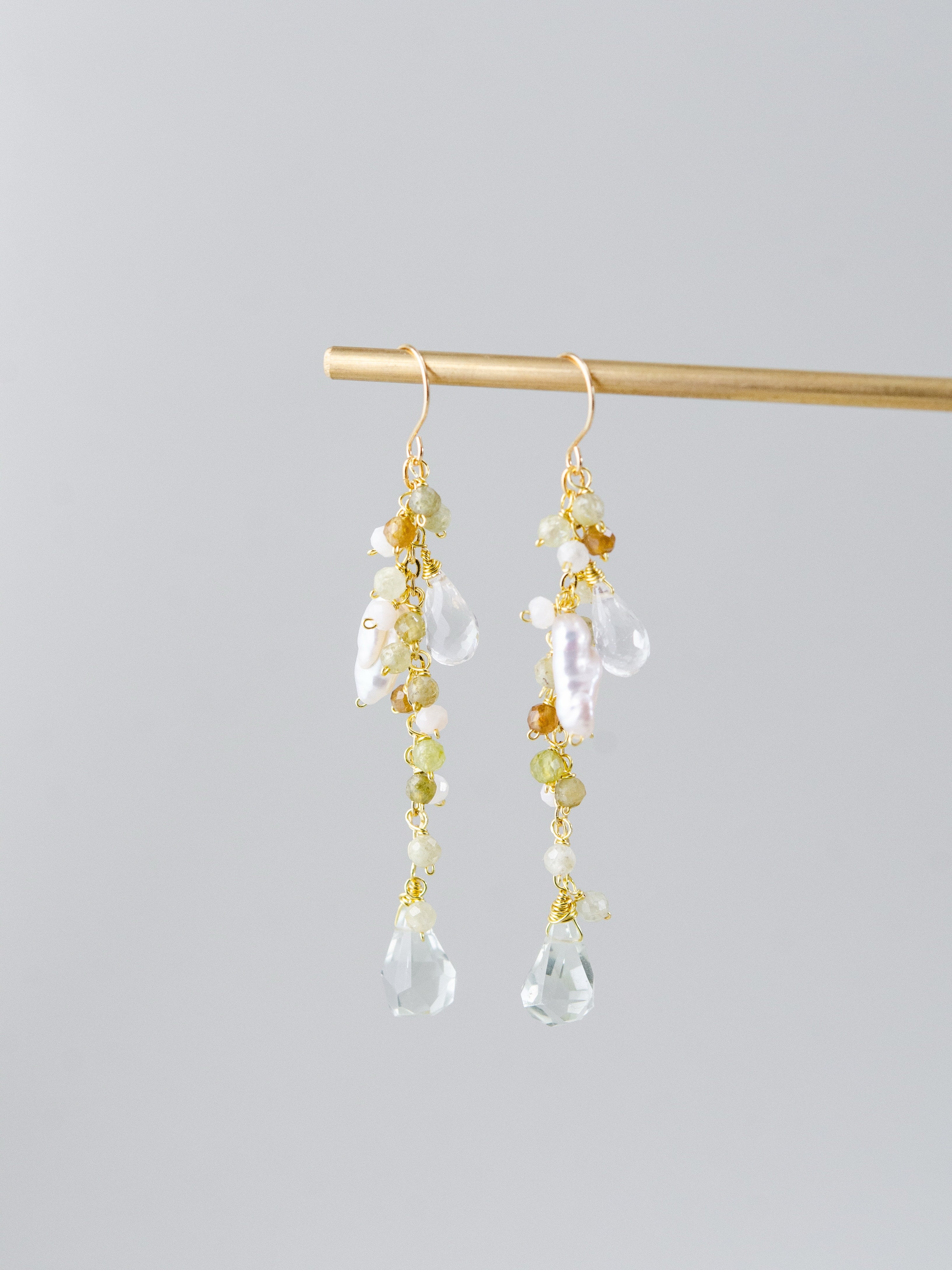 グリーンガーネット & グリーンクォーツ ピアス 森のささやき メイン画像 新緑の緑と朝露の輝き