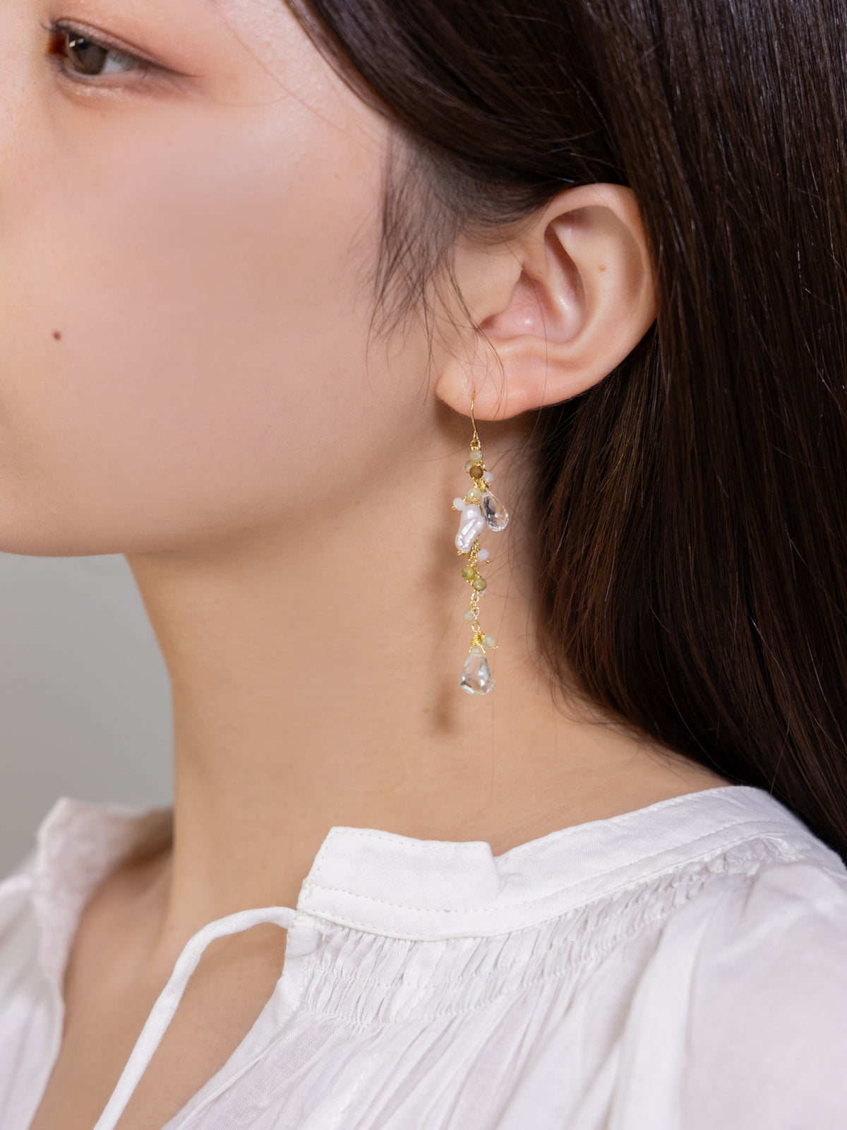 森のささやき ピアス着用 横顔 揺れる新緑の房と透明感