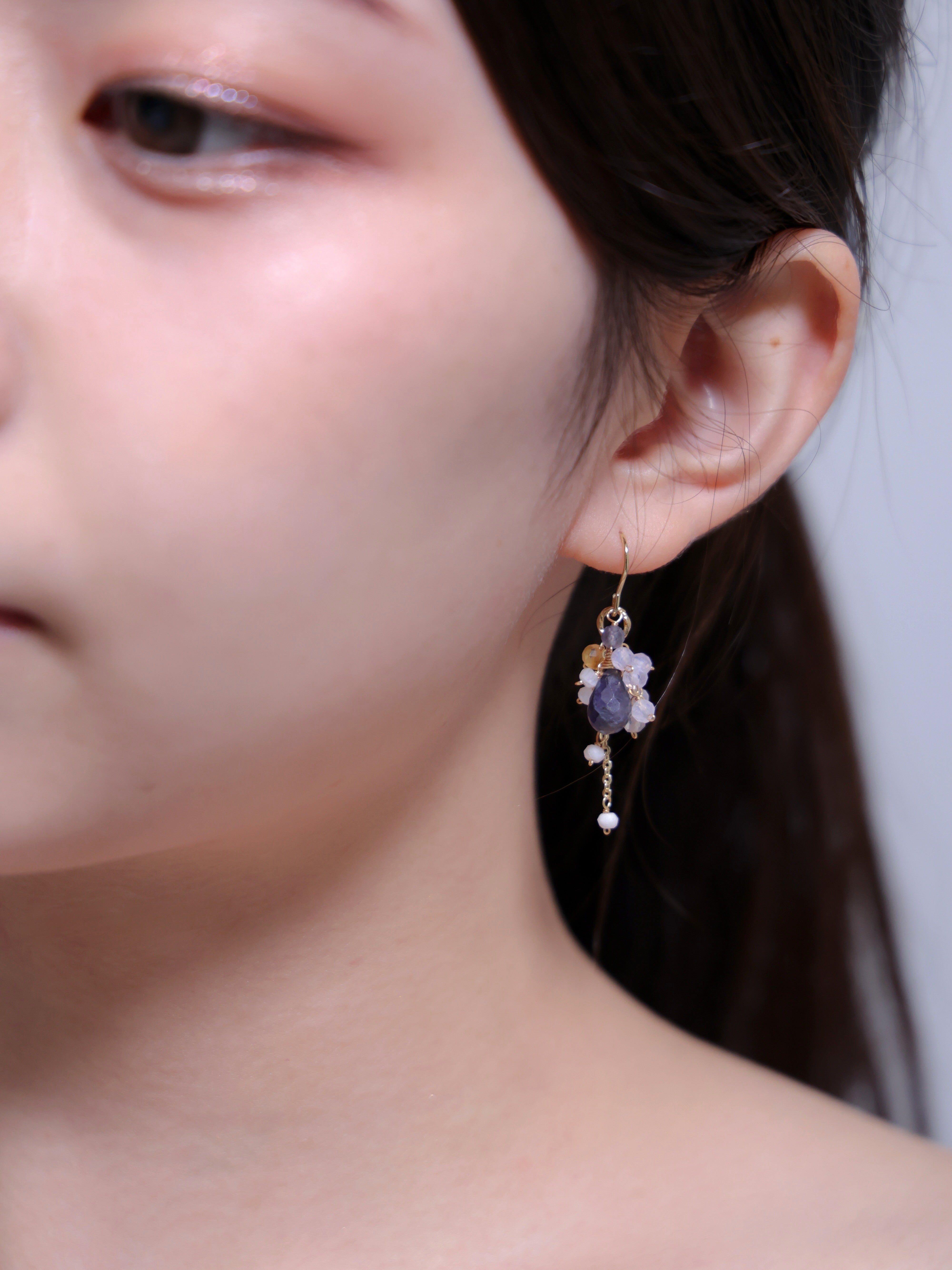 アイオライト ピアス 着用画像 横顔 伏し目 夕凪カラー 知的