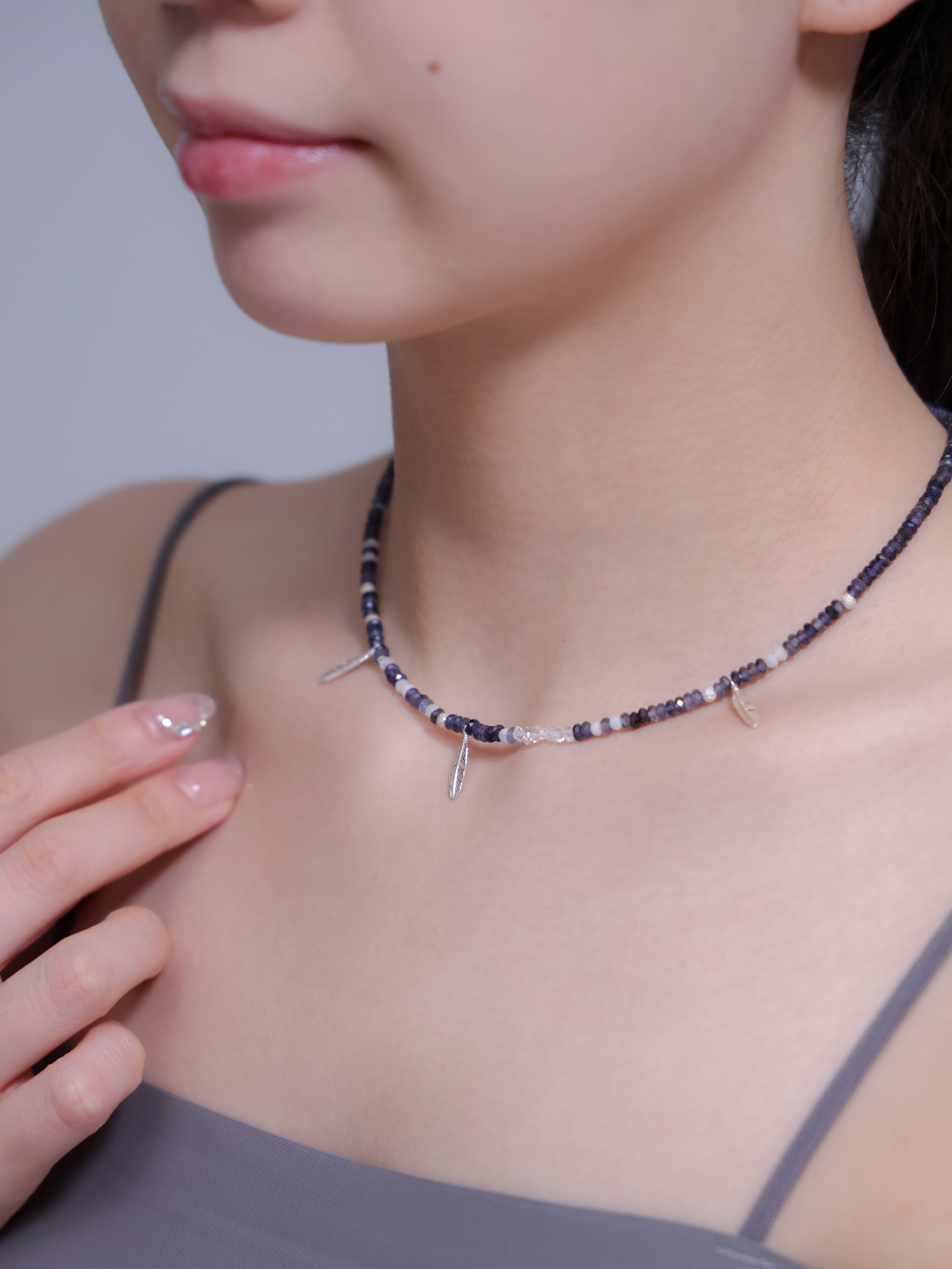 アイオライト ネックレス着用 首元に手を添えて 静寂の菫色