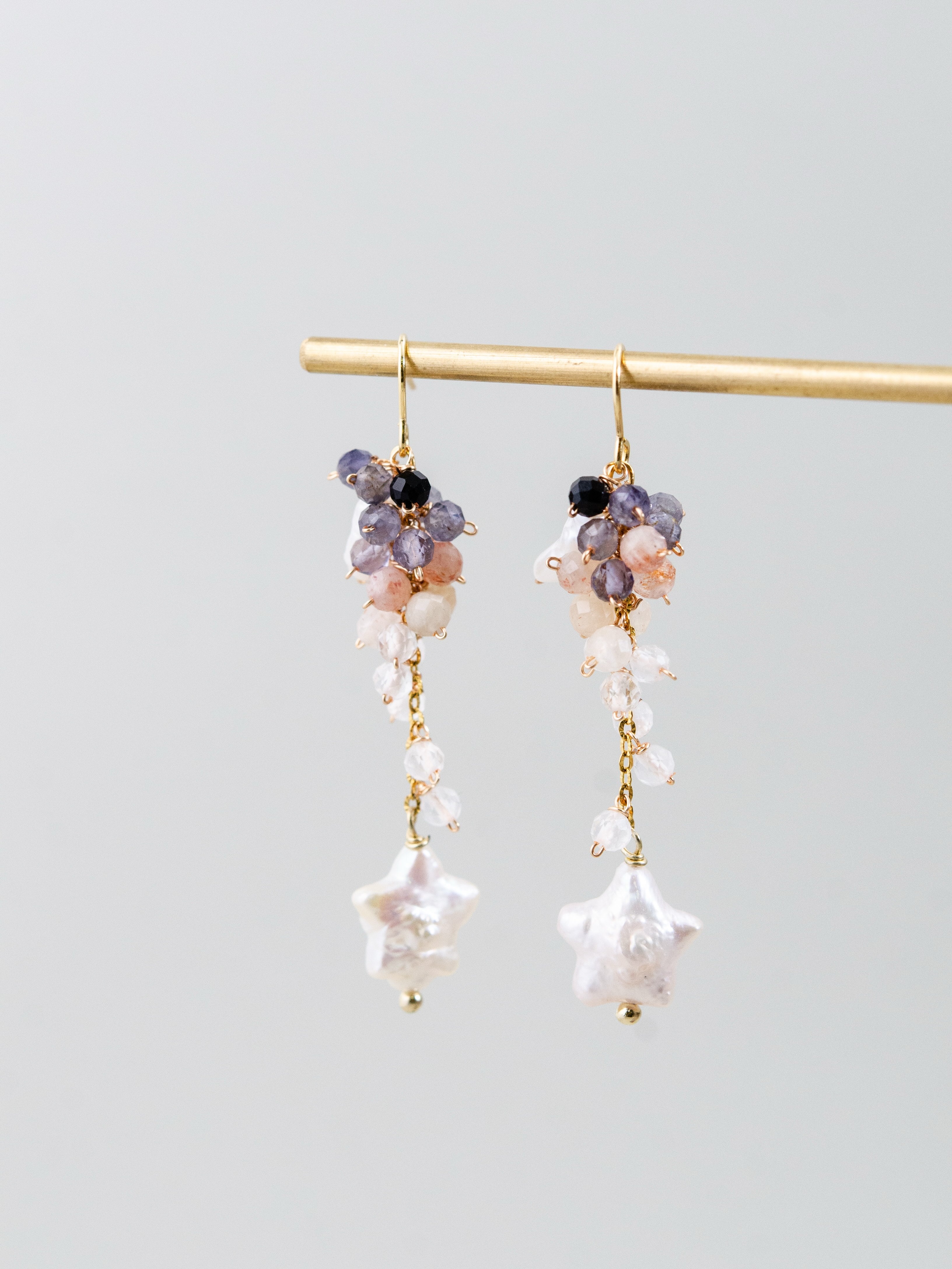 アイオライト & サンストーン & 星型パール 揺れる ピアス 夜空と太陽の彩り 9月・6月誕生石