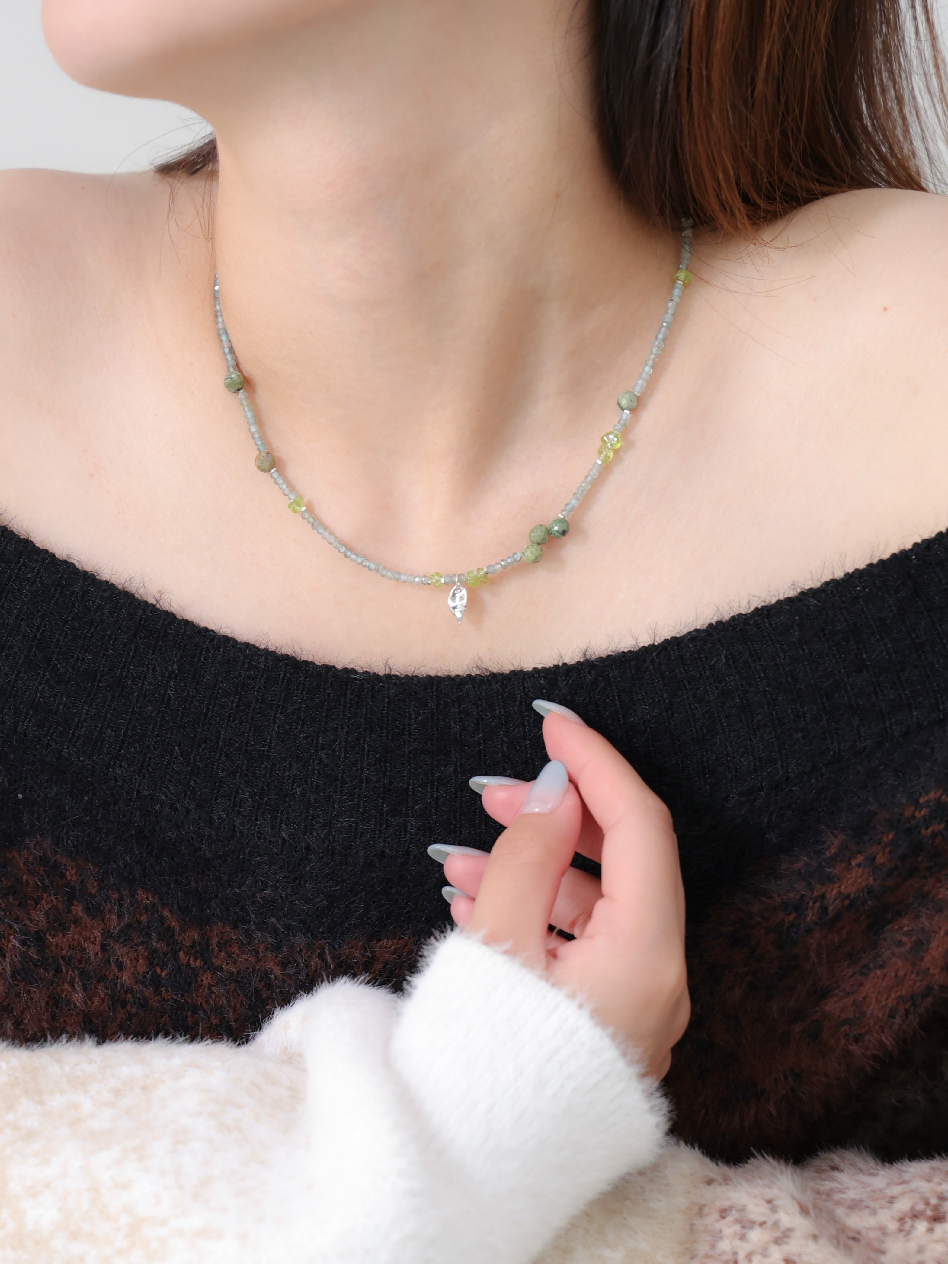 カナダ翡翠 ネックレス着用 黒ニットコーデ 清流のような爽やかな色彩