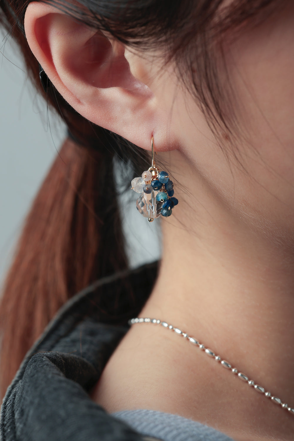 カイヤナイト ピアス 着用画像 デニムコーデ カジュアル 大人っぽい