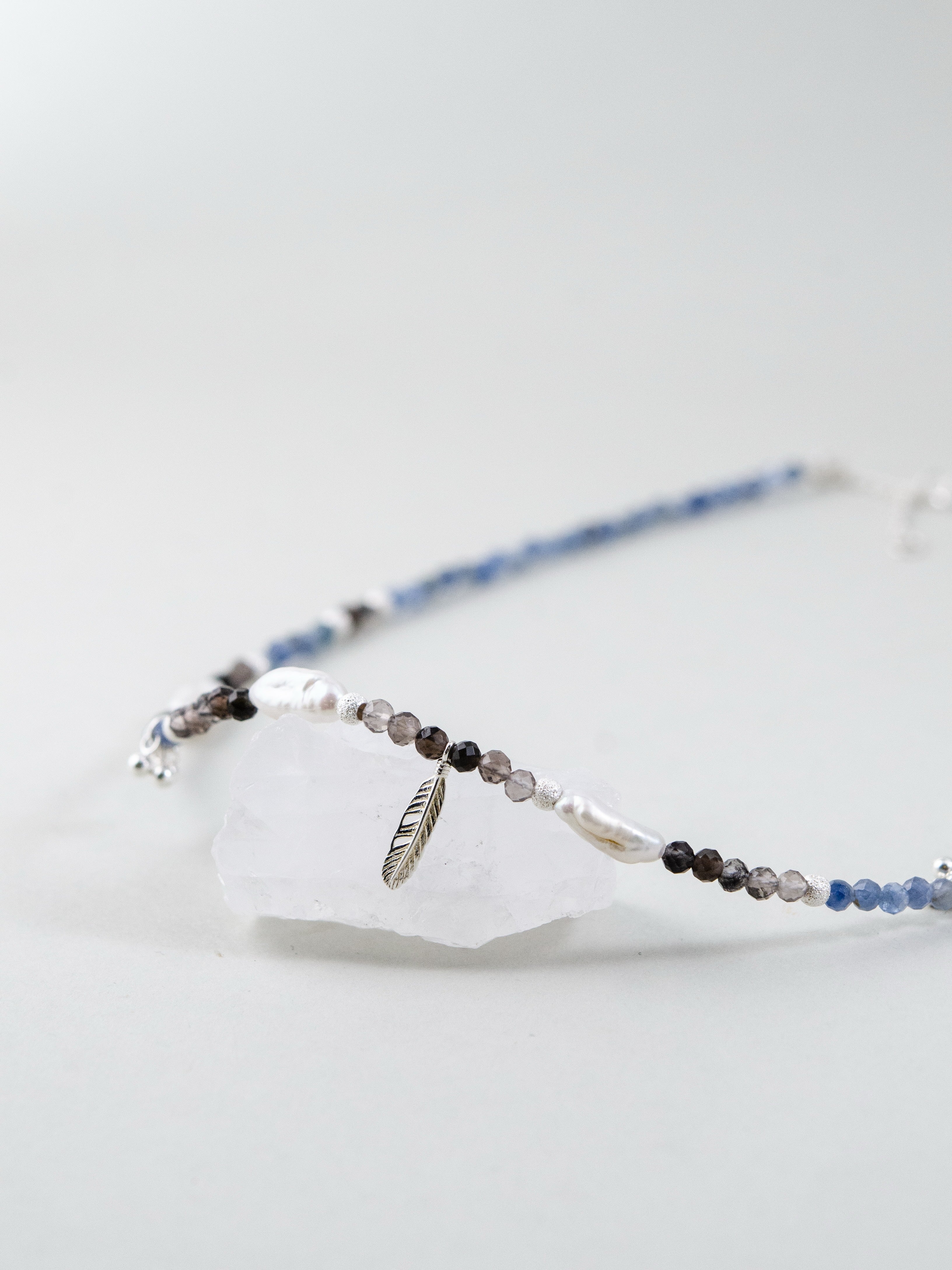 カイヤナイト&多種天然石ネックレス フェザーチャーム 水晶ディスプレイ