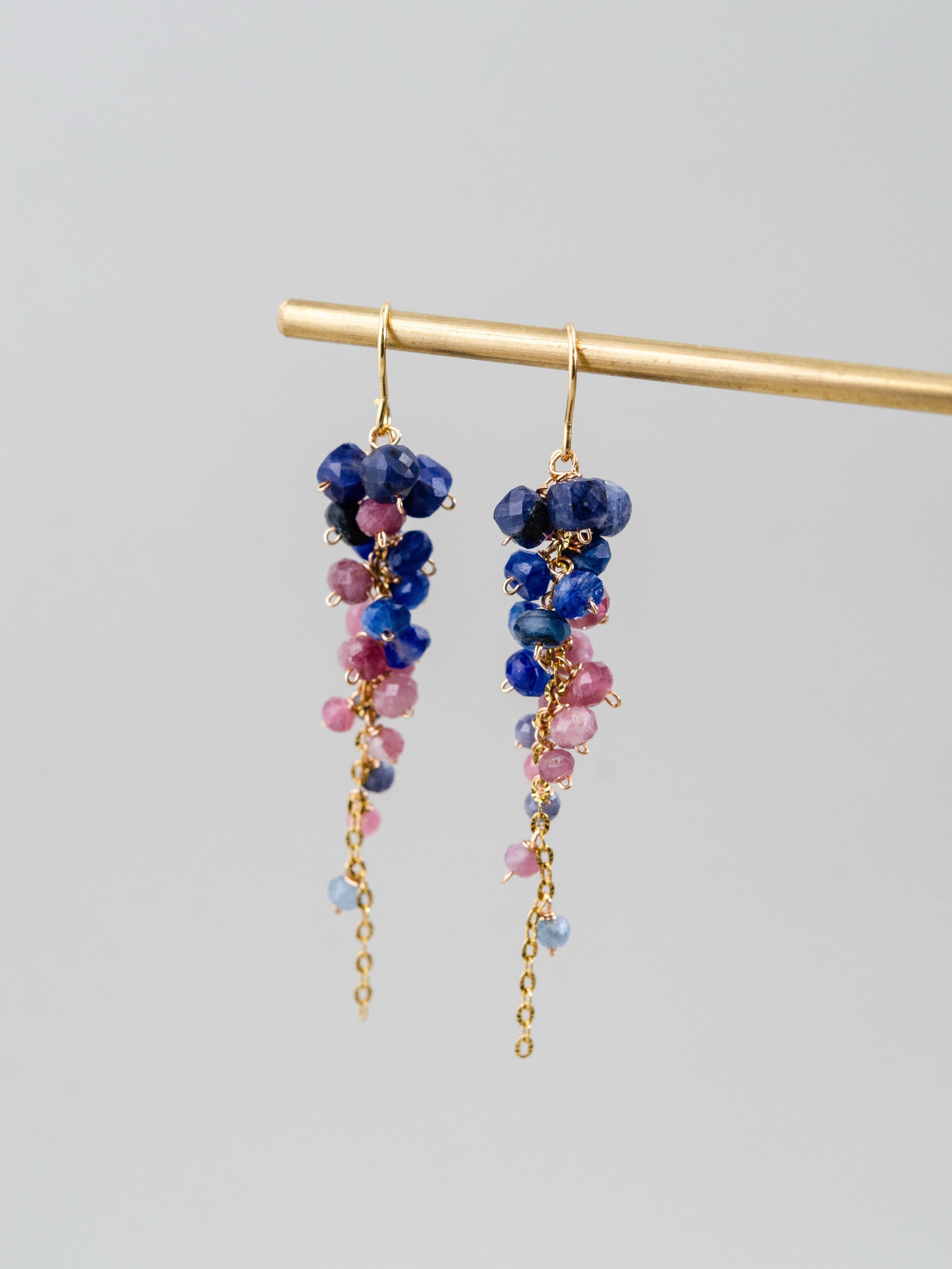 ラピスラズリ & ピンクトルマリン 揺れる ピアス 高貴な青と愛らしいピンク 9月・10月・12月誕生石