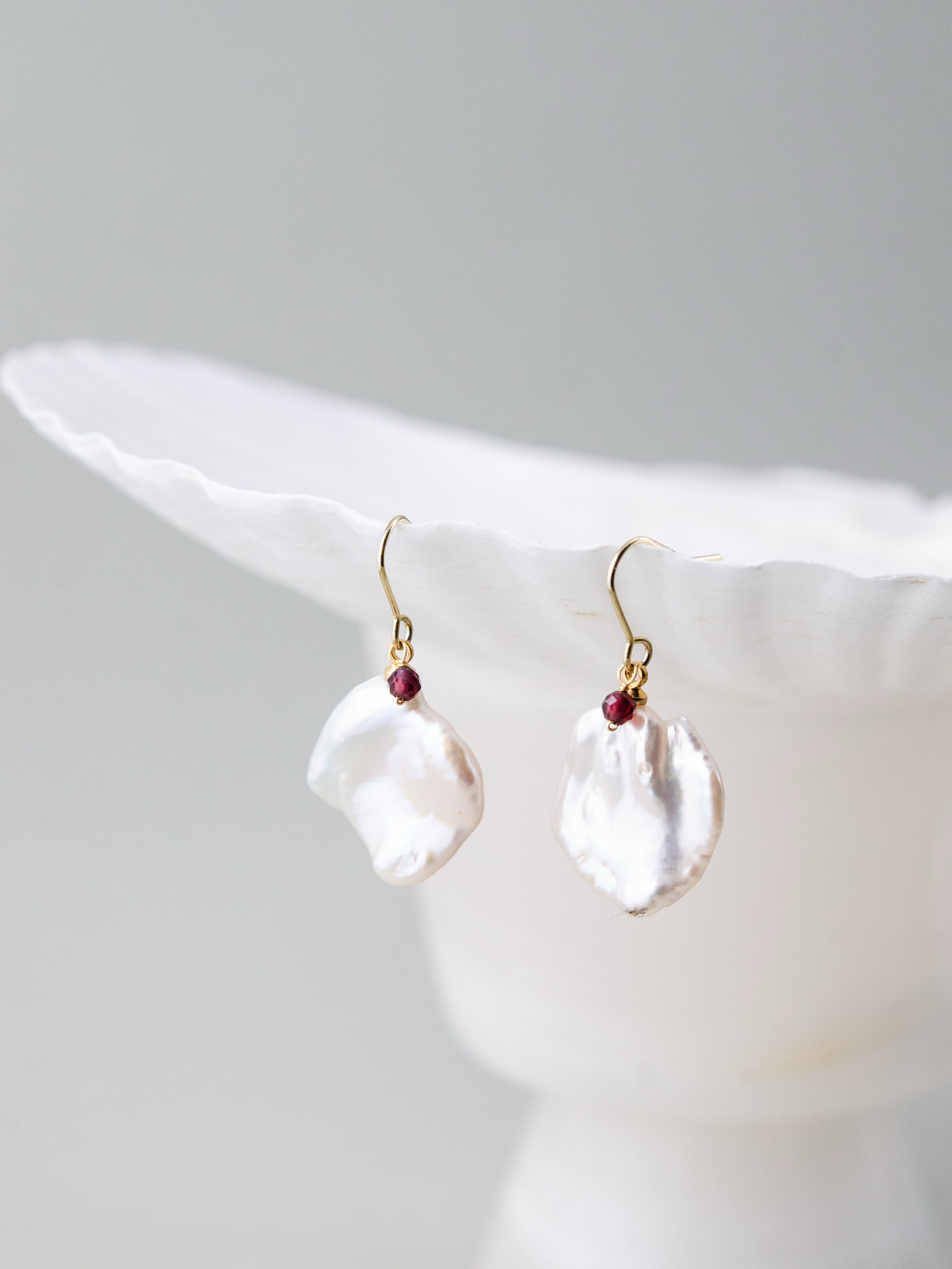大粒 バロックパール & 一粒ガーネット 揺れる ピアス 白と深紅のコントラスト 1月・6月誕生石