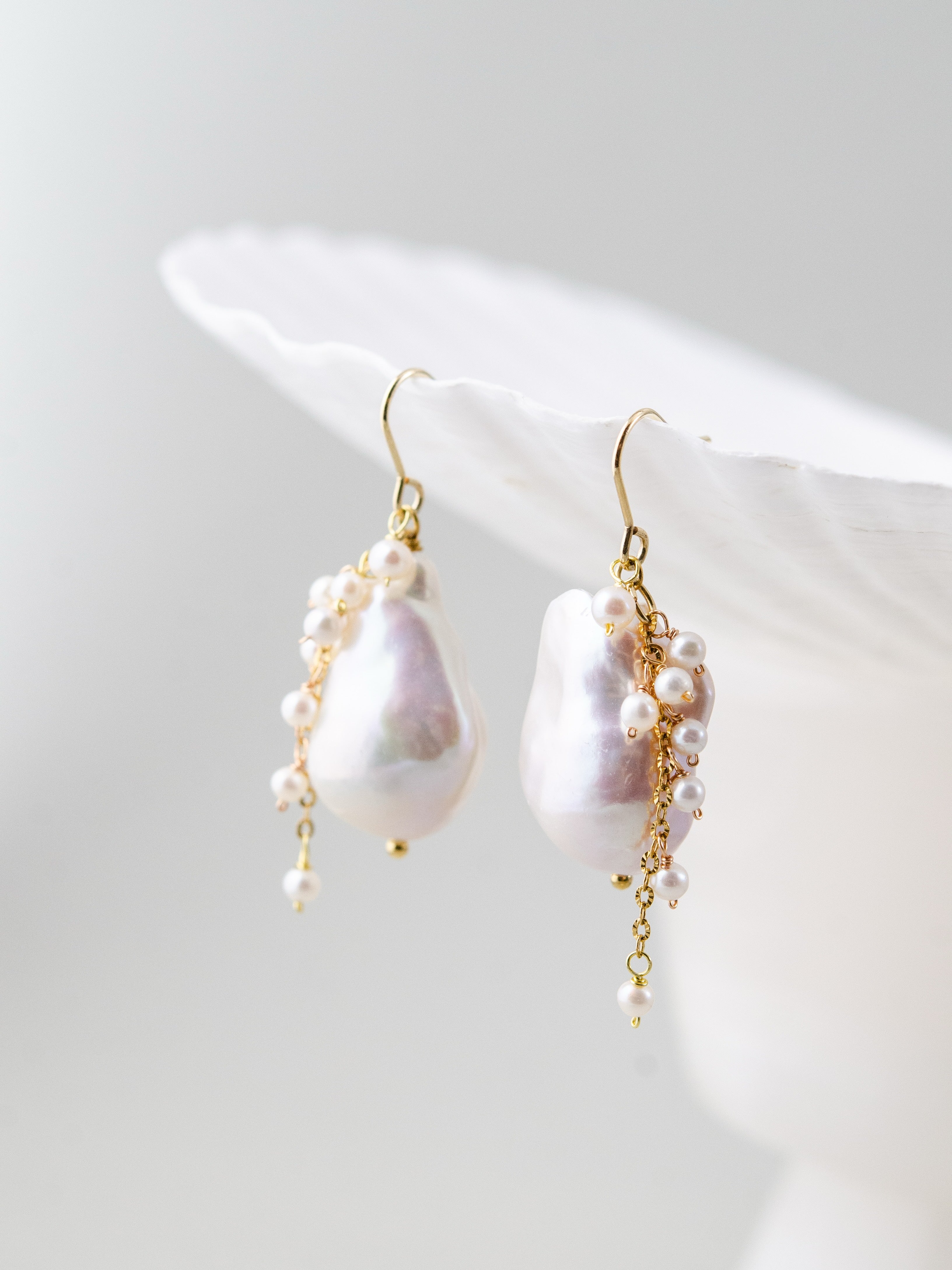 大粒 淡水バロックパール & ウェーブライン 揺れる ピアス 横顔を美しく 6月誕生石