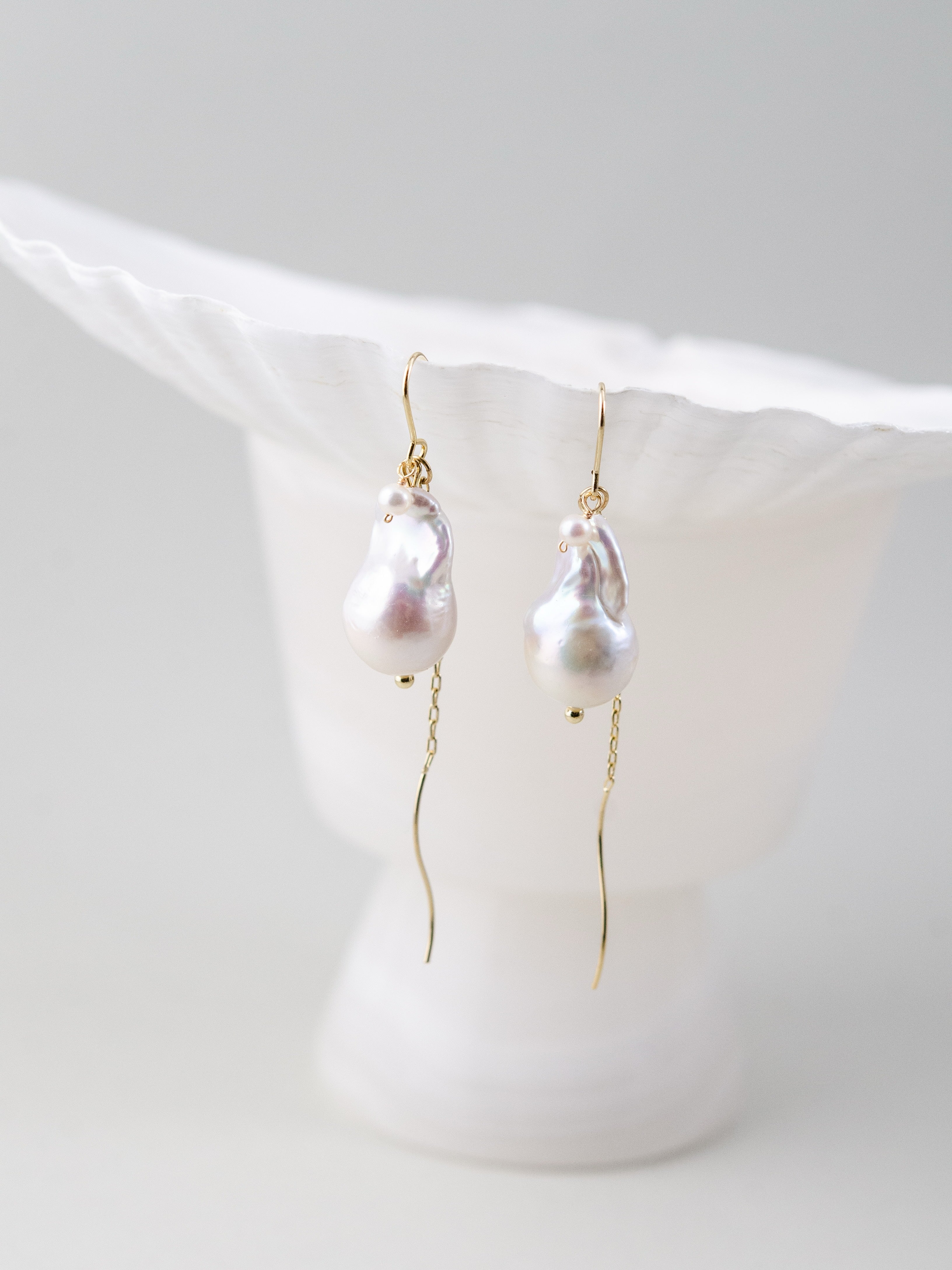 大粒 ホワイト バロックパール & シードパール 揺れる ピアス 清純な白のブーケ 6月誕生石