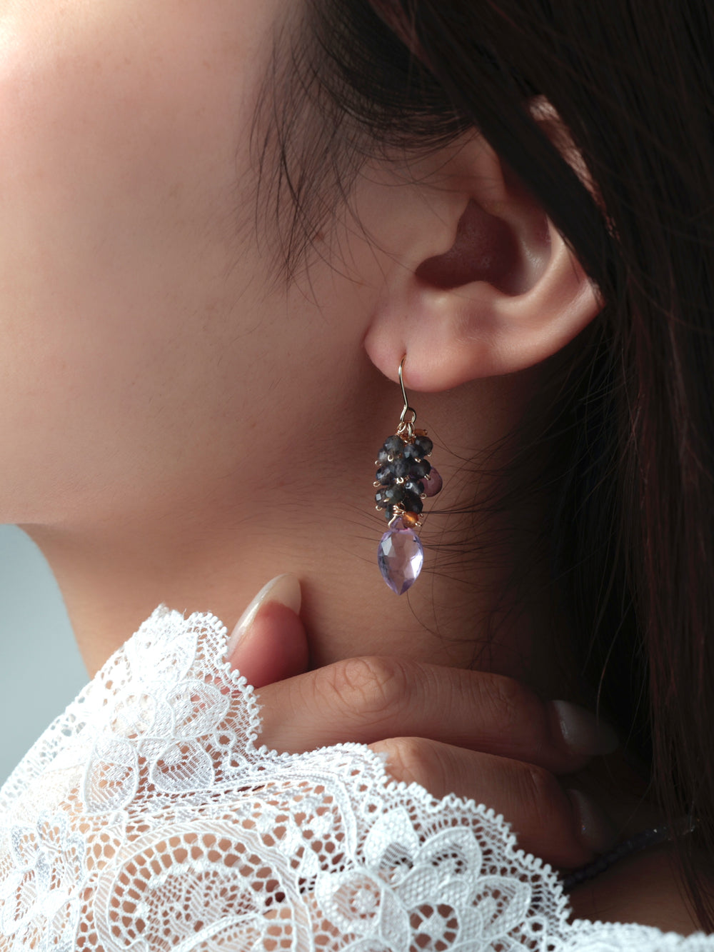 スミレ色 ピアス 着用画像 レース服 上品 手元 紫陽花カラー