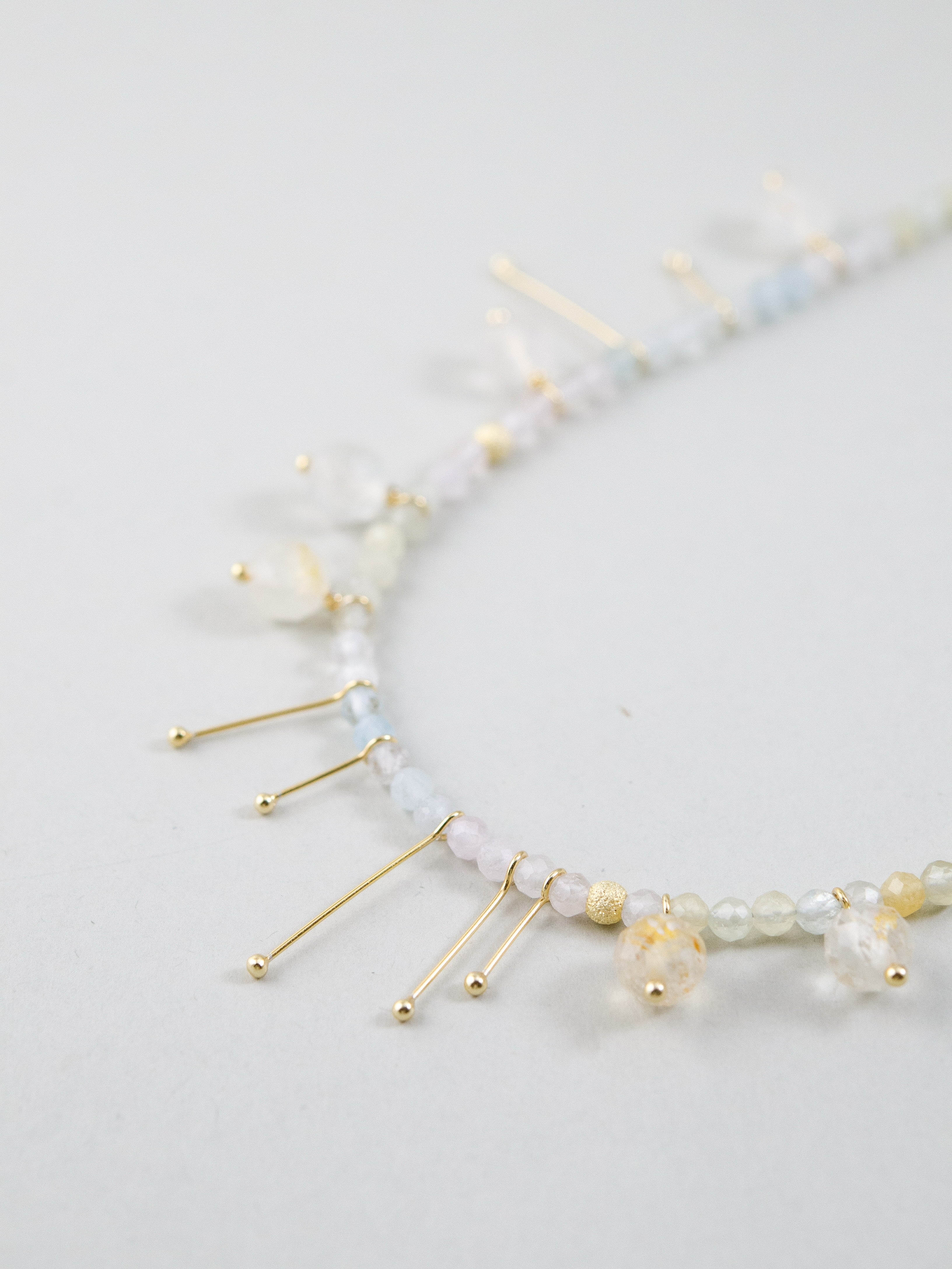 モルガナイトとゴールドバーのアクセント 繊細なデザイン詳細