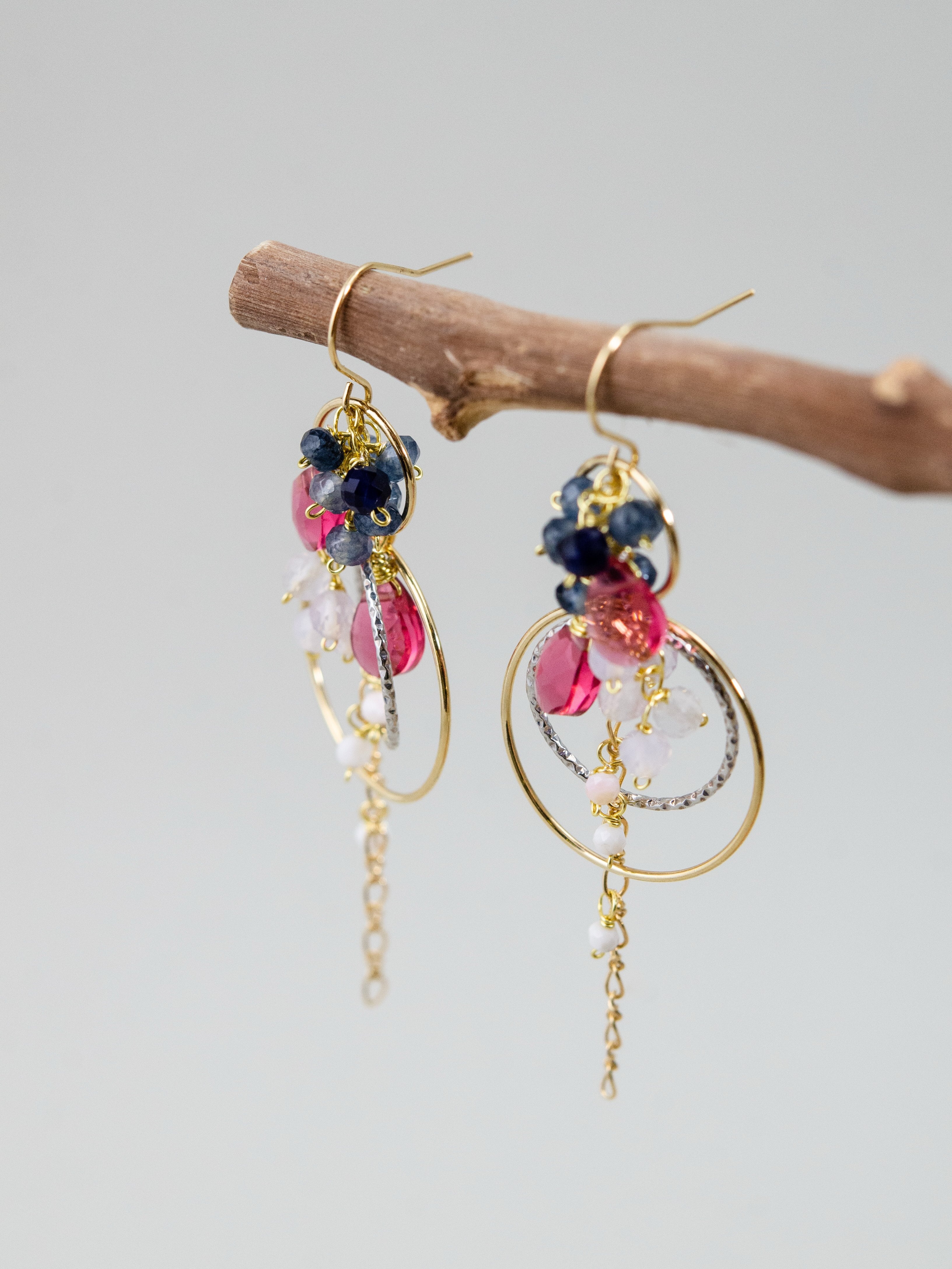 天然石 ピアス ディスプレイ 枝 アイオライト ナチュラルな雰囲気