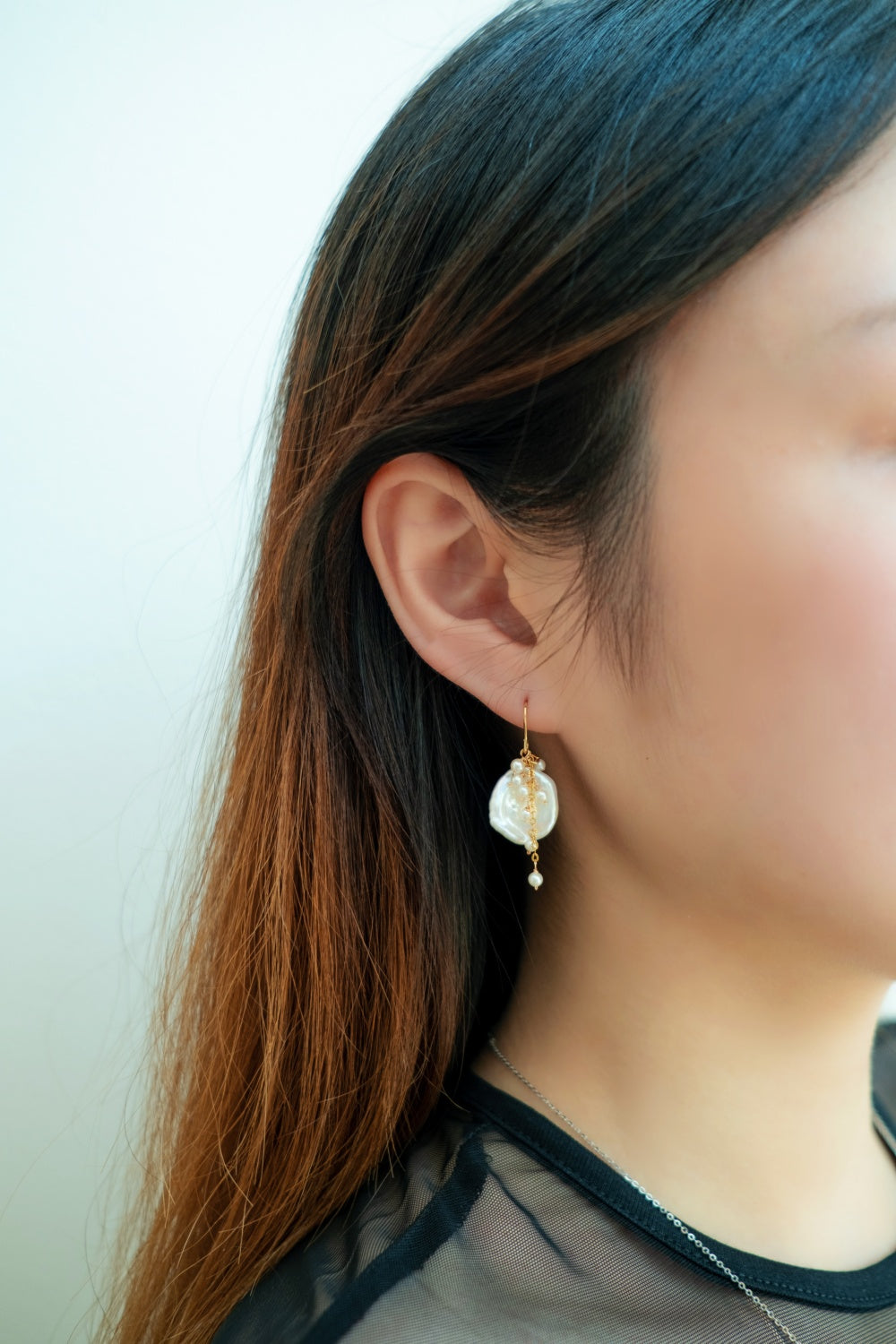 ペタルパール ピアス 着用画像 横顔 黒トップス コントラスト 華やか