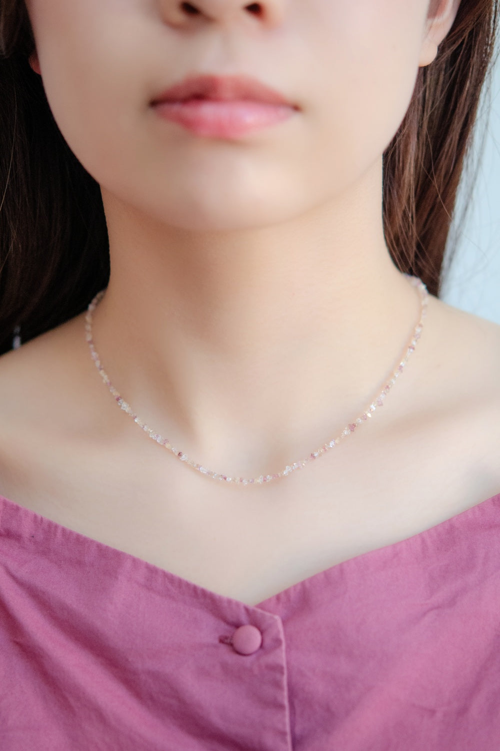フェナカイト ネックレス着用 正面 ピンクのトップスに映える透明な輝き