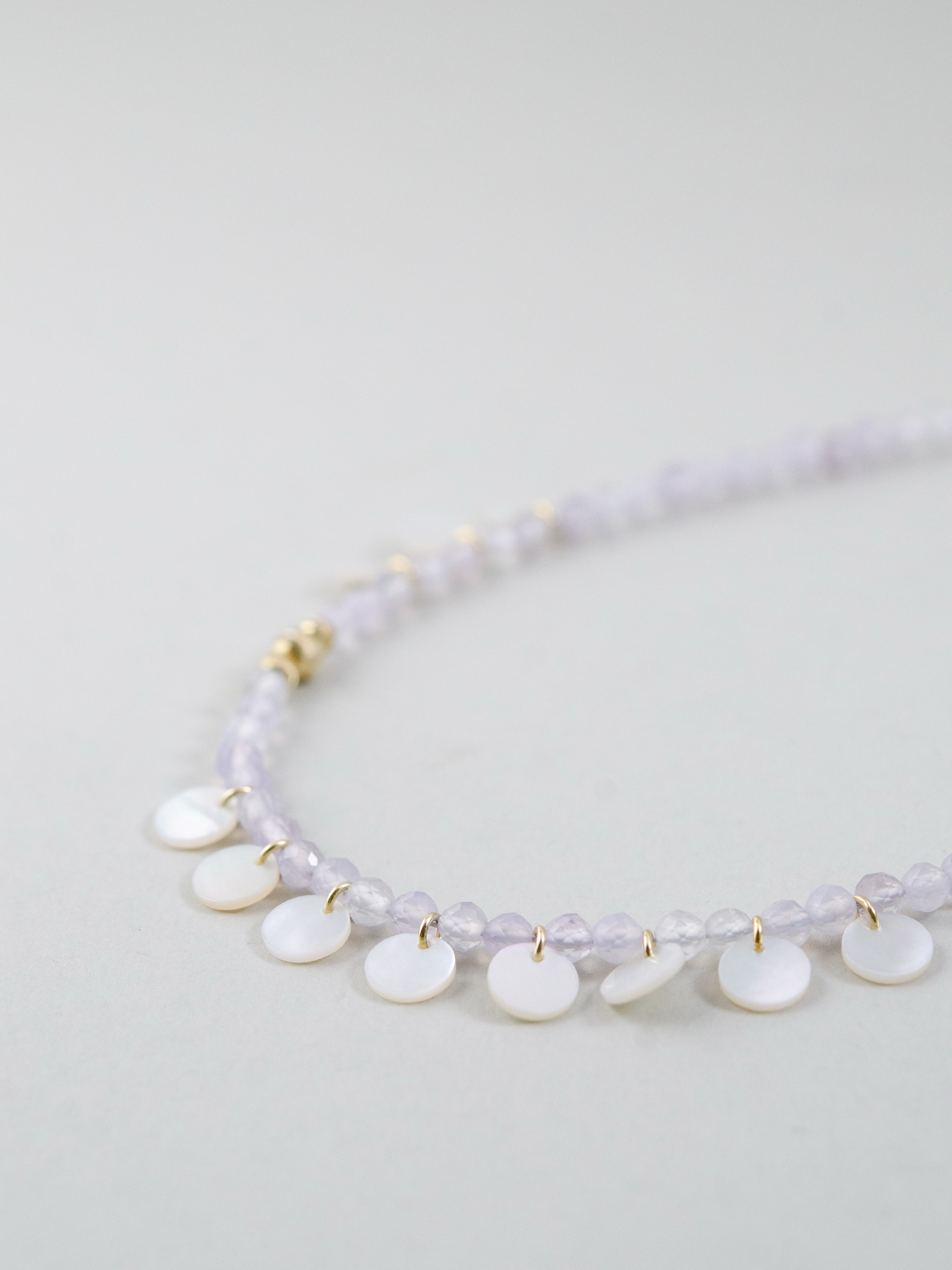 パープルカルセドニーと白蝶貝のネックレス 夢見るラベンダー 淡き紫の輝き