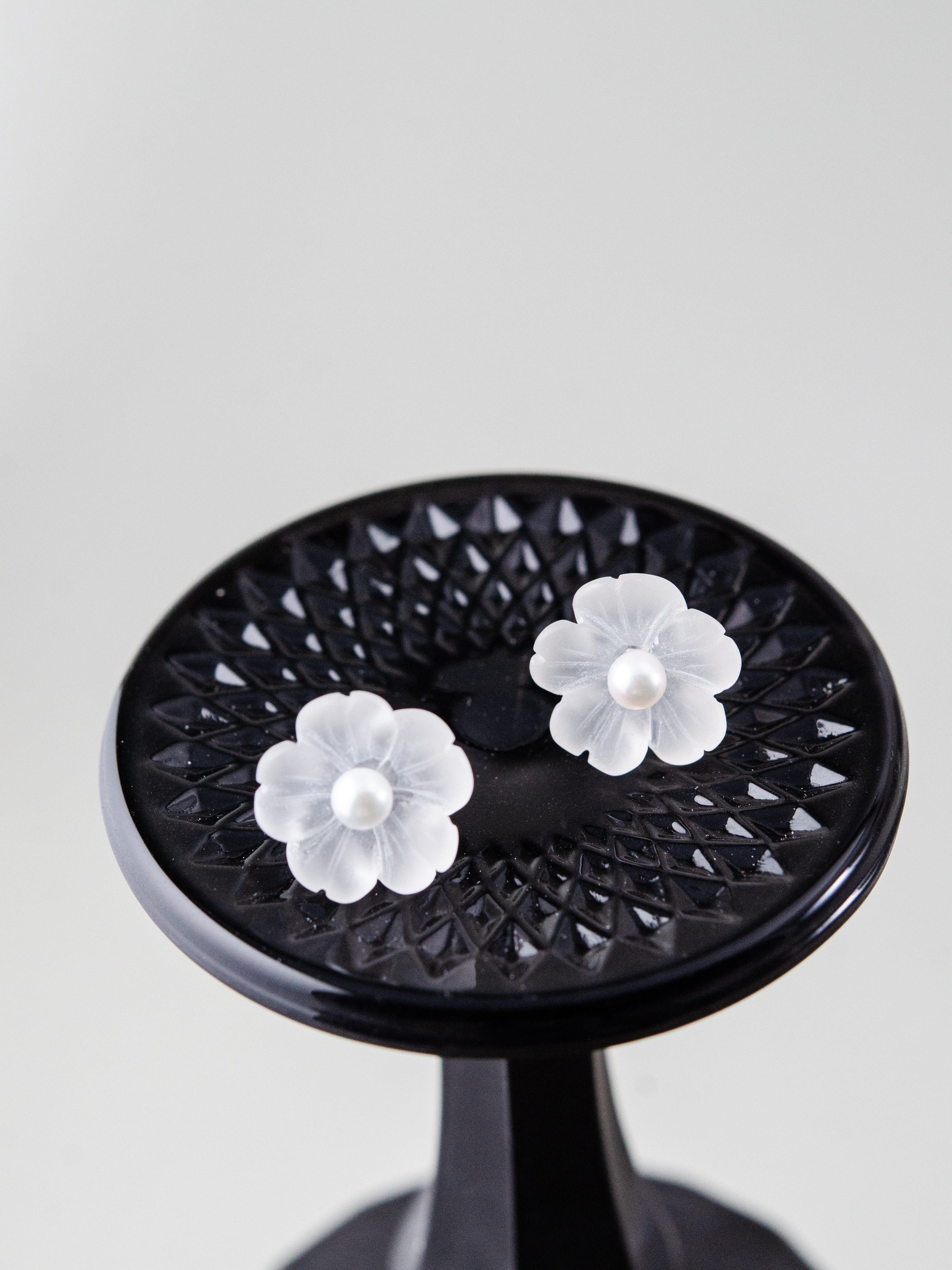 水晶 ピアス 花モチーフ 置き画 マットな質感 清楚