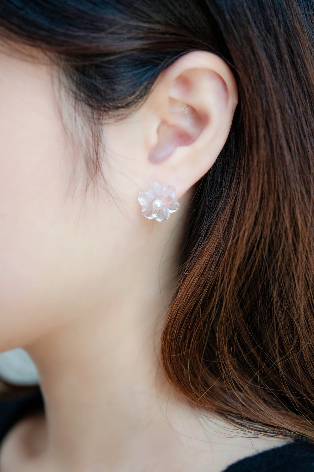 水晶 ピアス 着用画像 横顔 黒髪 コントラスト 清楚