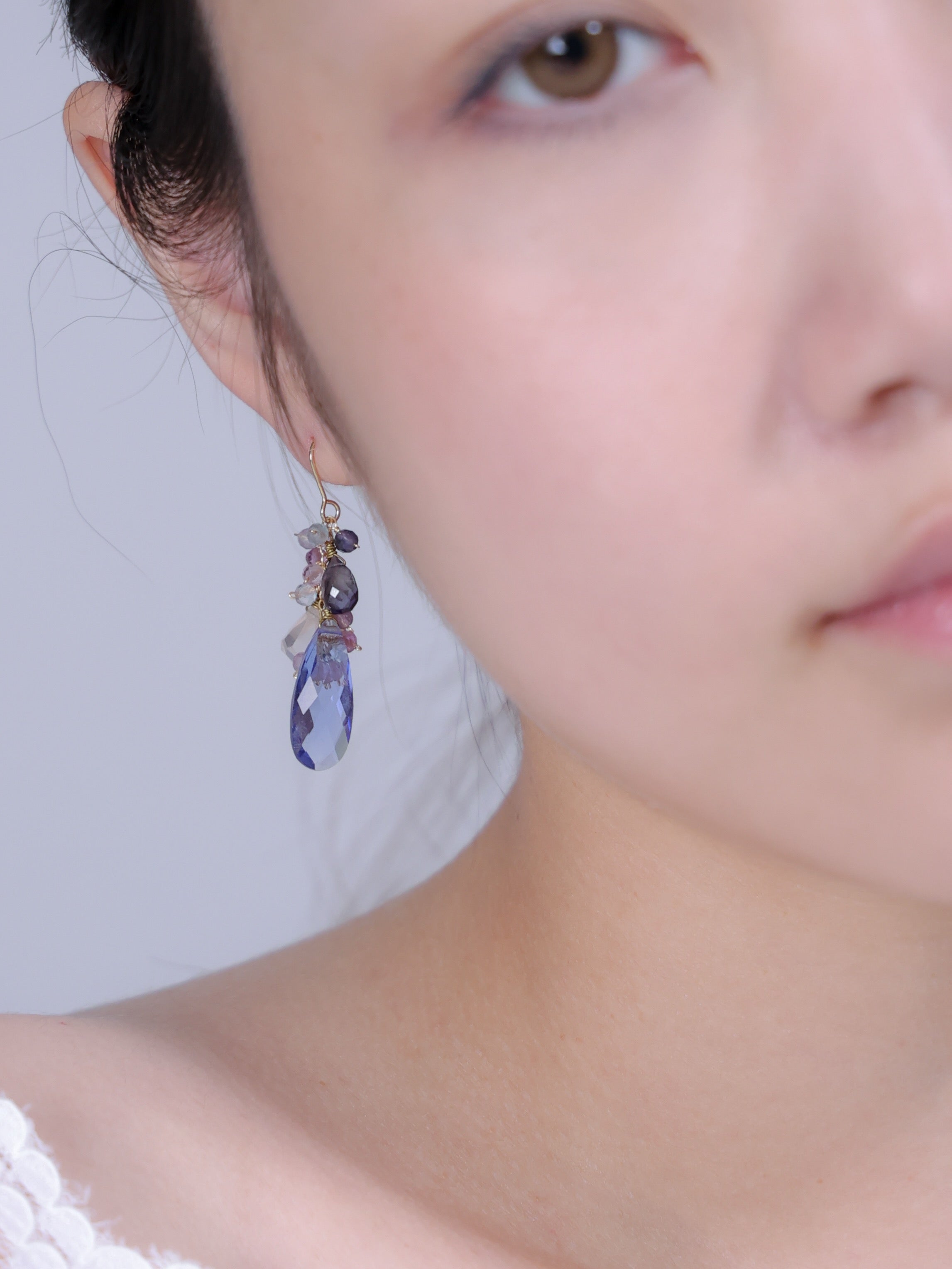 クォーツ ピアス着用 顔周り 透明感あふれるブルーの輝き