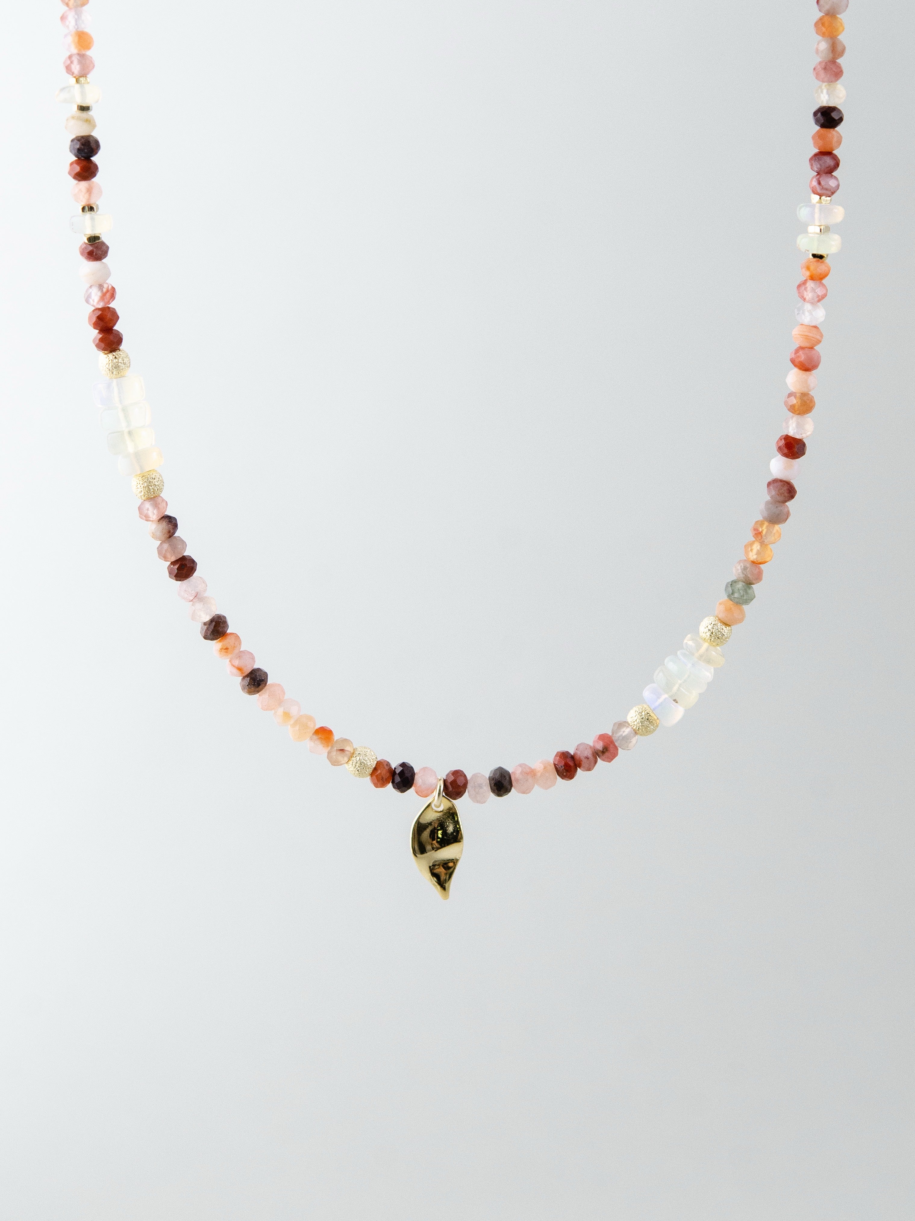 レッドアゲート & オパール ネックレス 夕陽のメロディ メイン画像 温かな彩りと金の葉