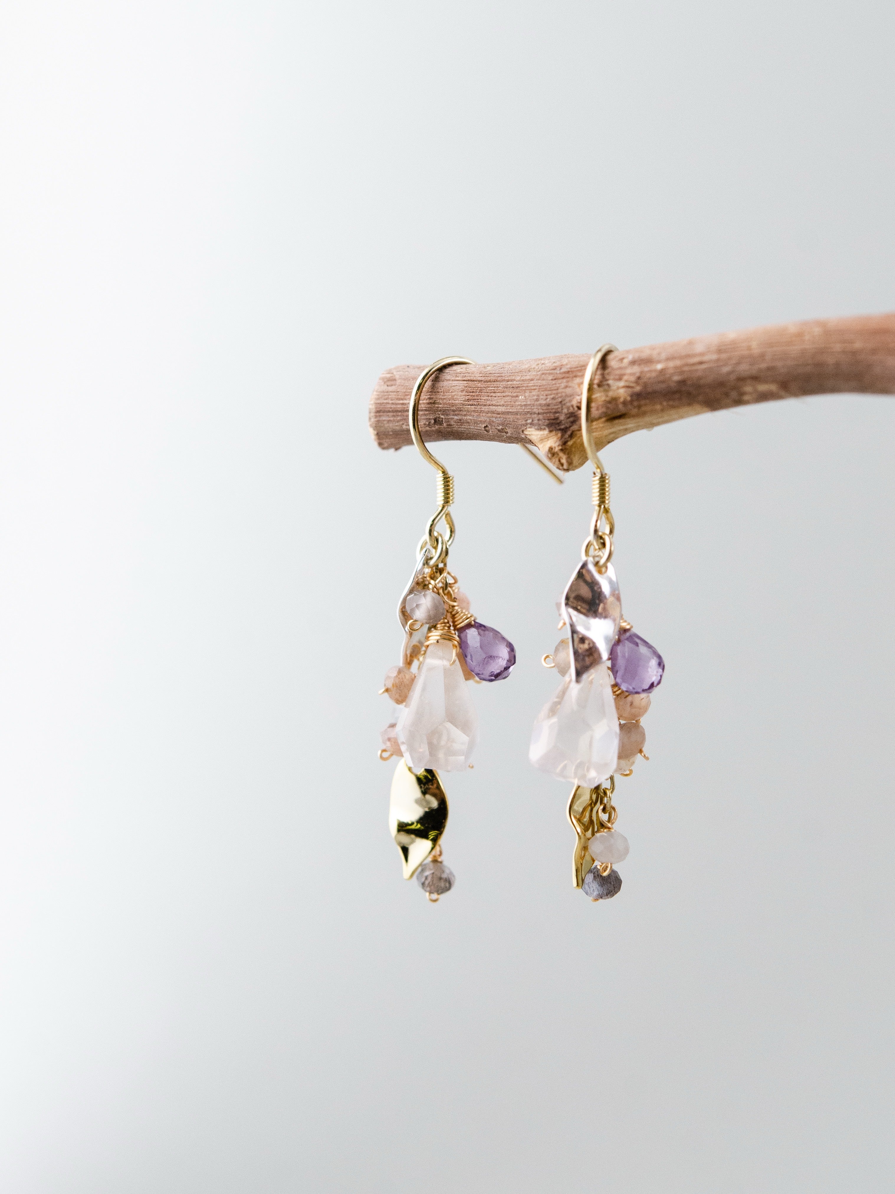 ローズクォーツ & アメジスト ピアス 森の二重奏 メイン画像 金と銀のリーフが揺れる SV925