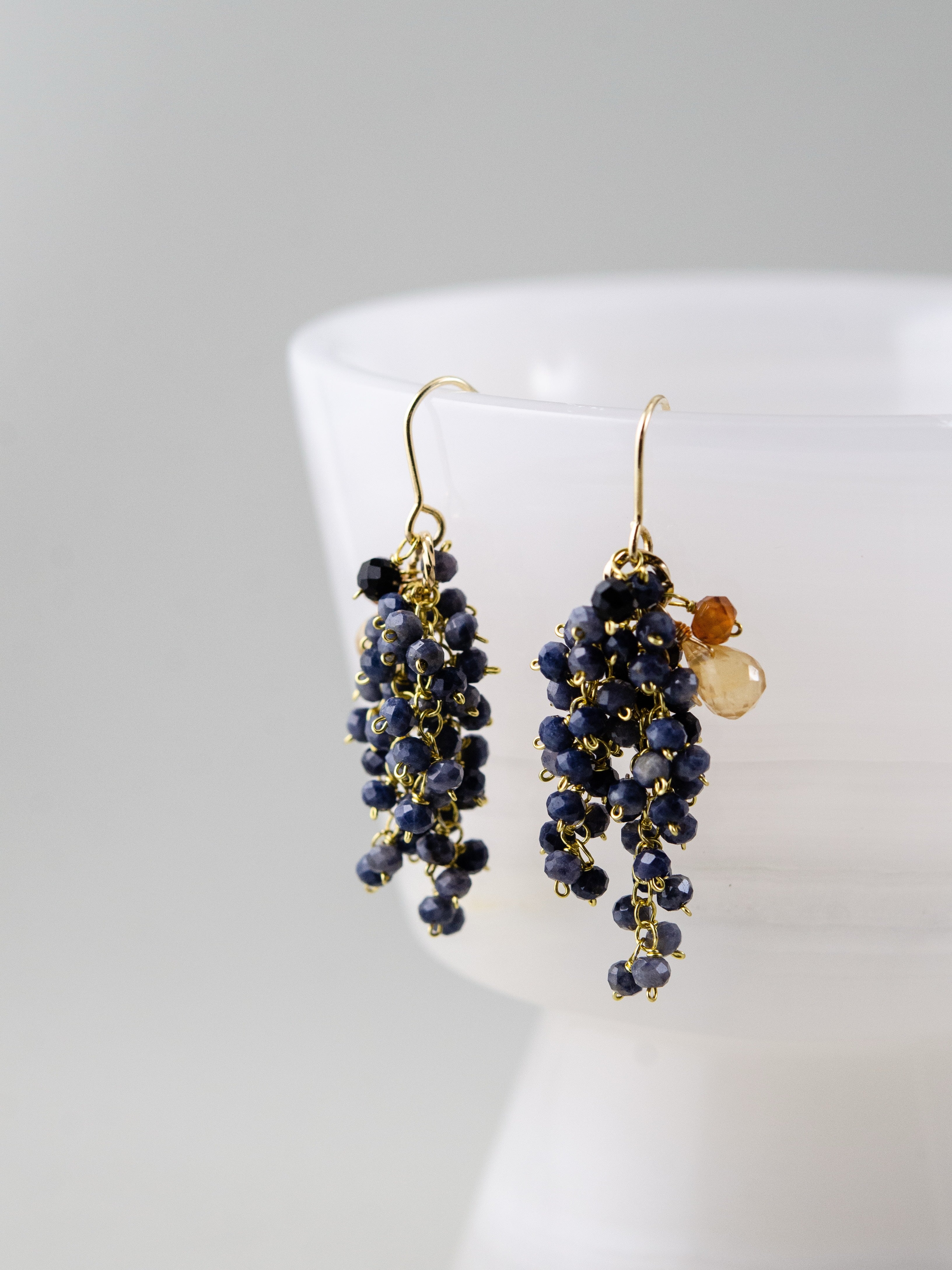 サファイア & シトリン 揺れる ピアス 夜空と星のコントラスト 9月・11月誕生石