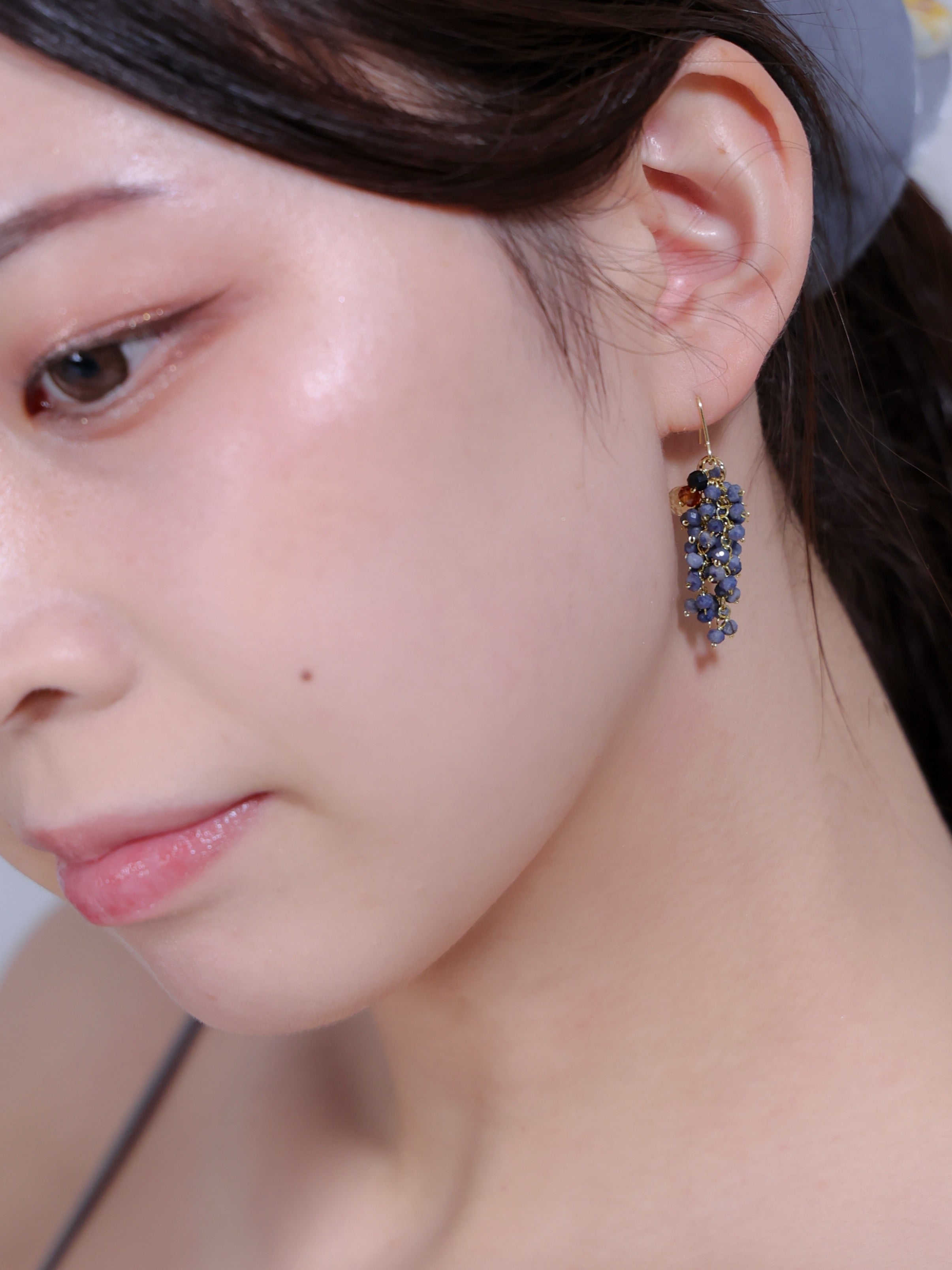 サファイア ピアス 着用画像 横顔 濃紺 知的 クールビューティー