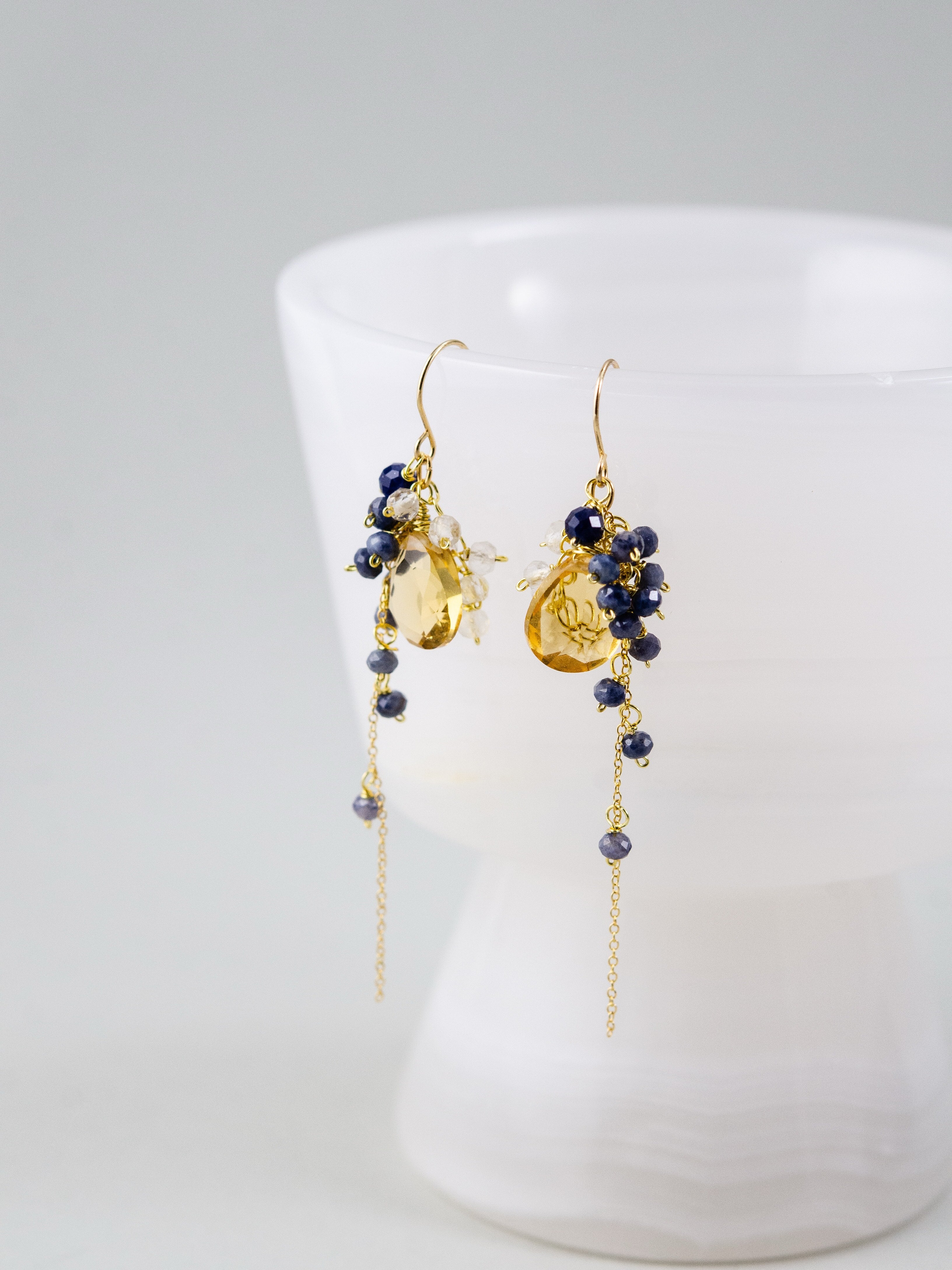 サファイア & クォーツ 揺れる ピアス 凛とした蒼と輝き 9月・4月誕生石